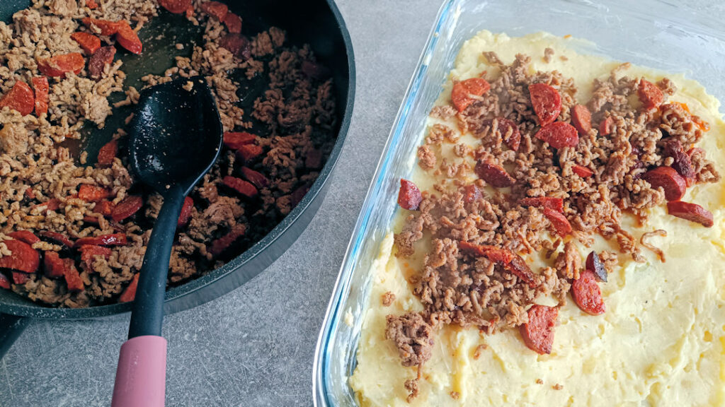 Tapisser le fond avec la moitié de la purée