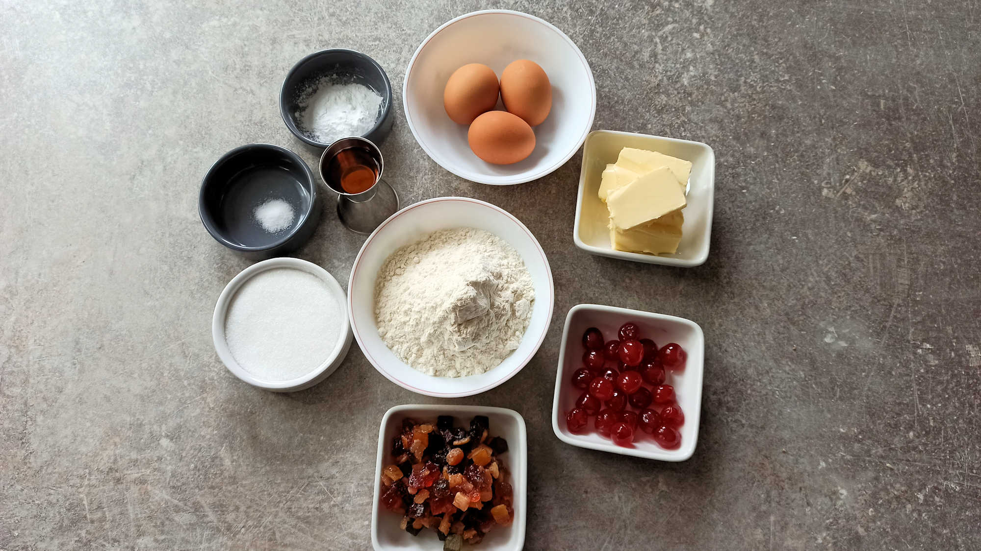 Ingrédients pour le cake aux cerises et aux fruits confits