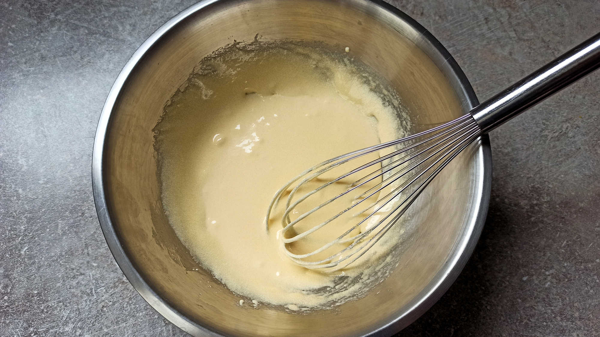 Le mélange jaunes d'oeufs et sucre doit être blanc