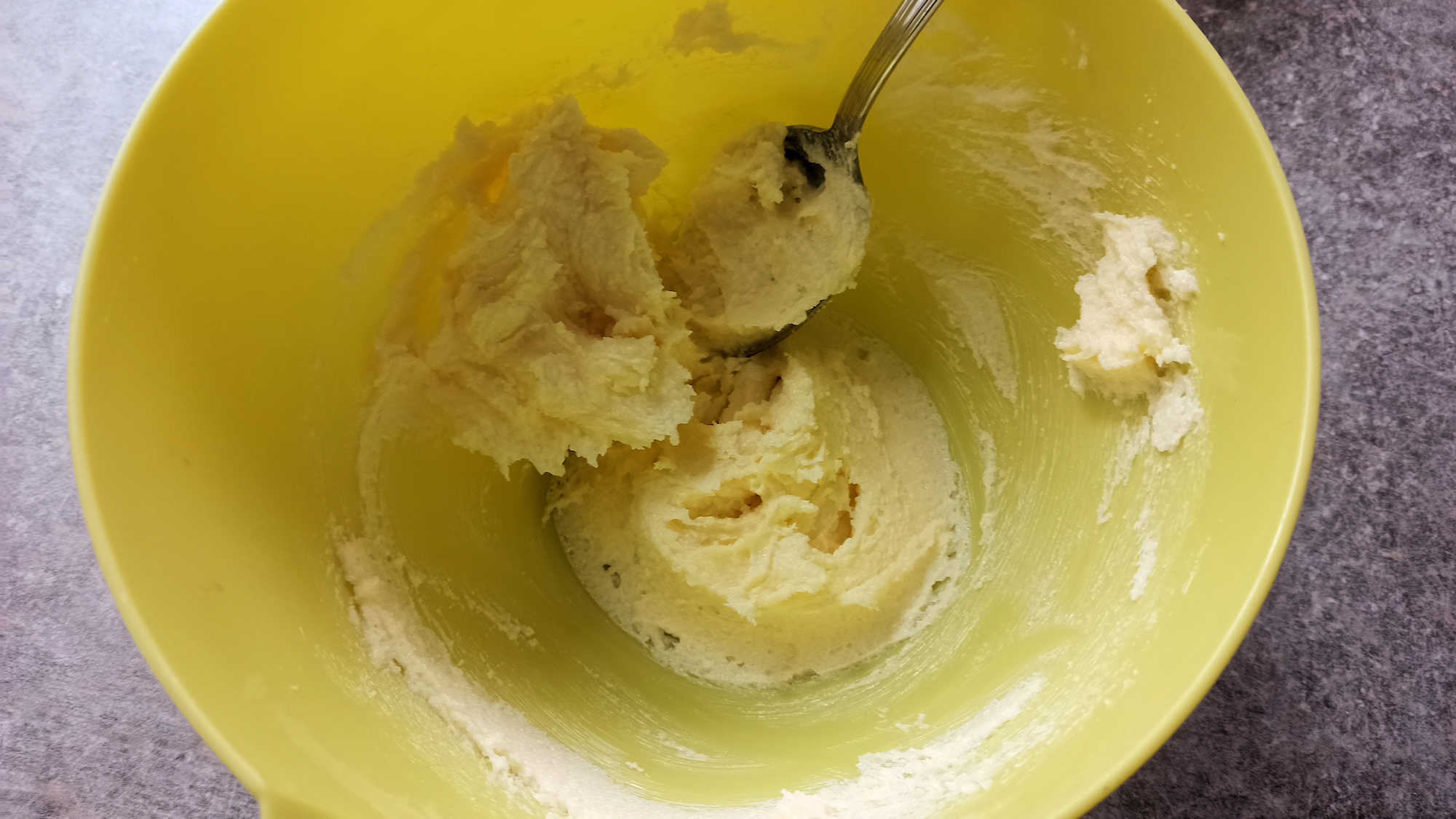 Mélanger le beurre pommade et le sucre dans un bol à pâtisserie
