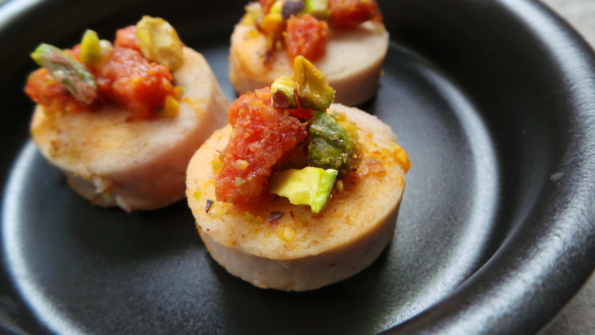 Canapé de boudin blanc crumble chorizo-pistaches