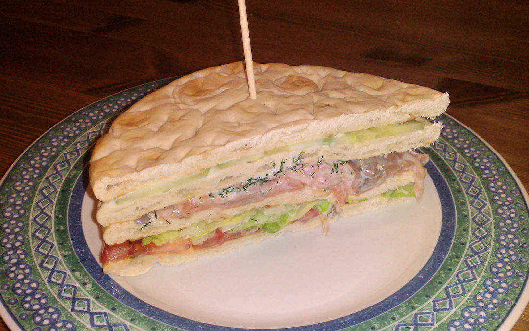 Sandwich au saumon tomate concombre aneth