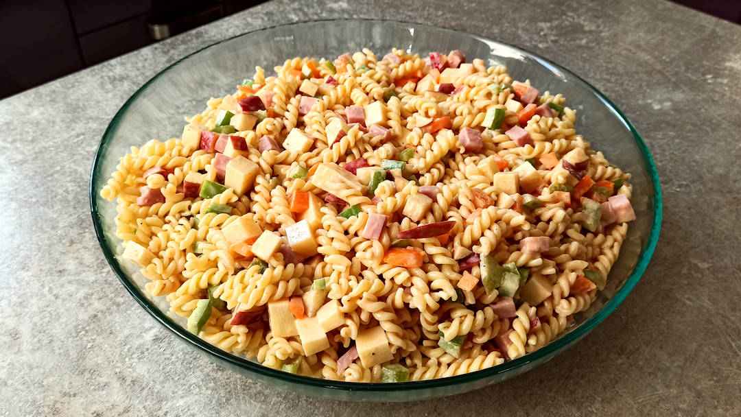 Un plat de salade de pâtes Jonathan Frank