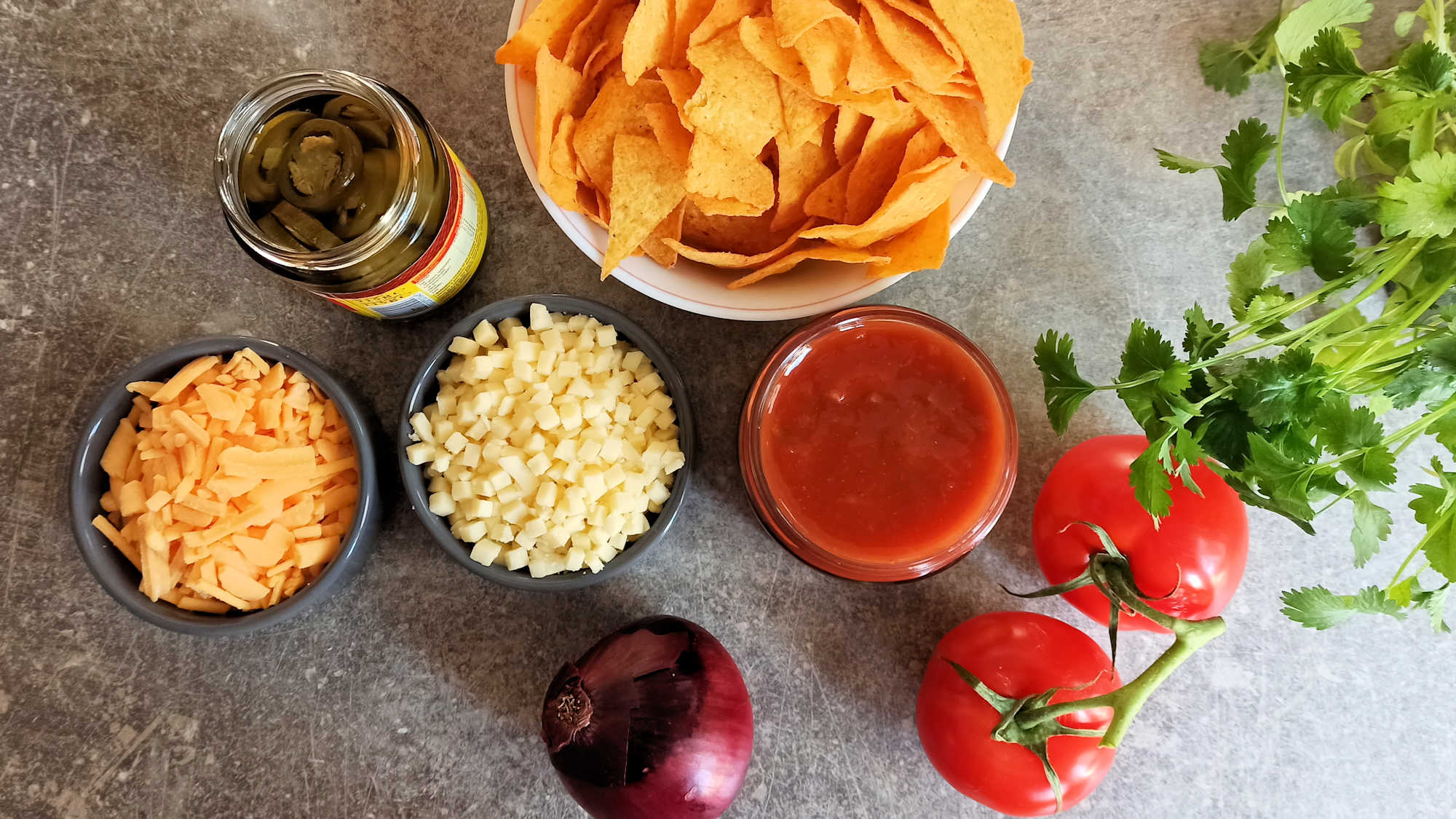 Les ingrédients pour les nachos au cheddar