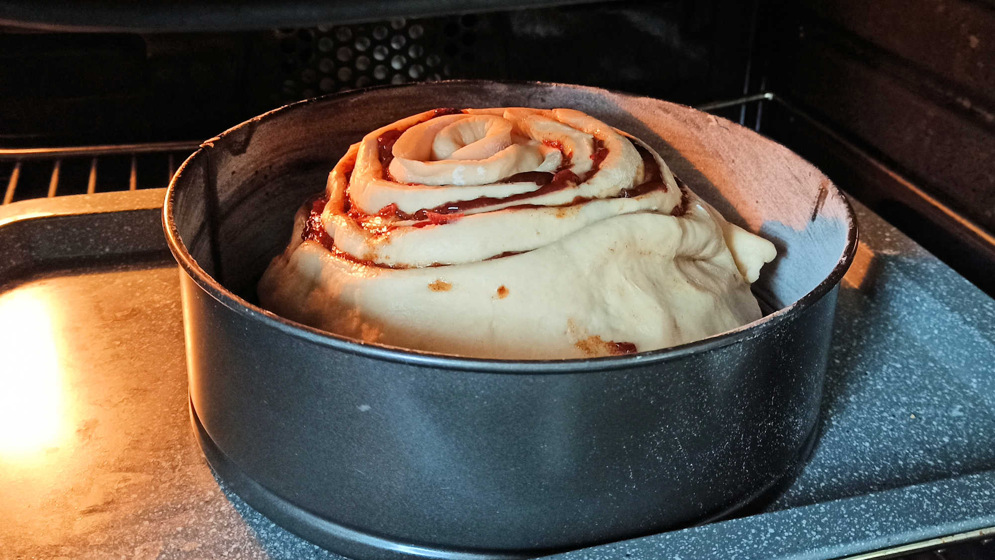 Cinnamon bun géant au four