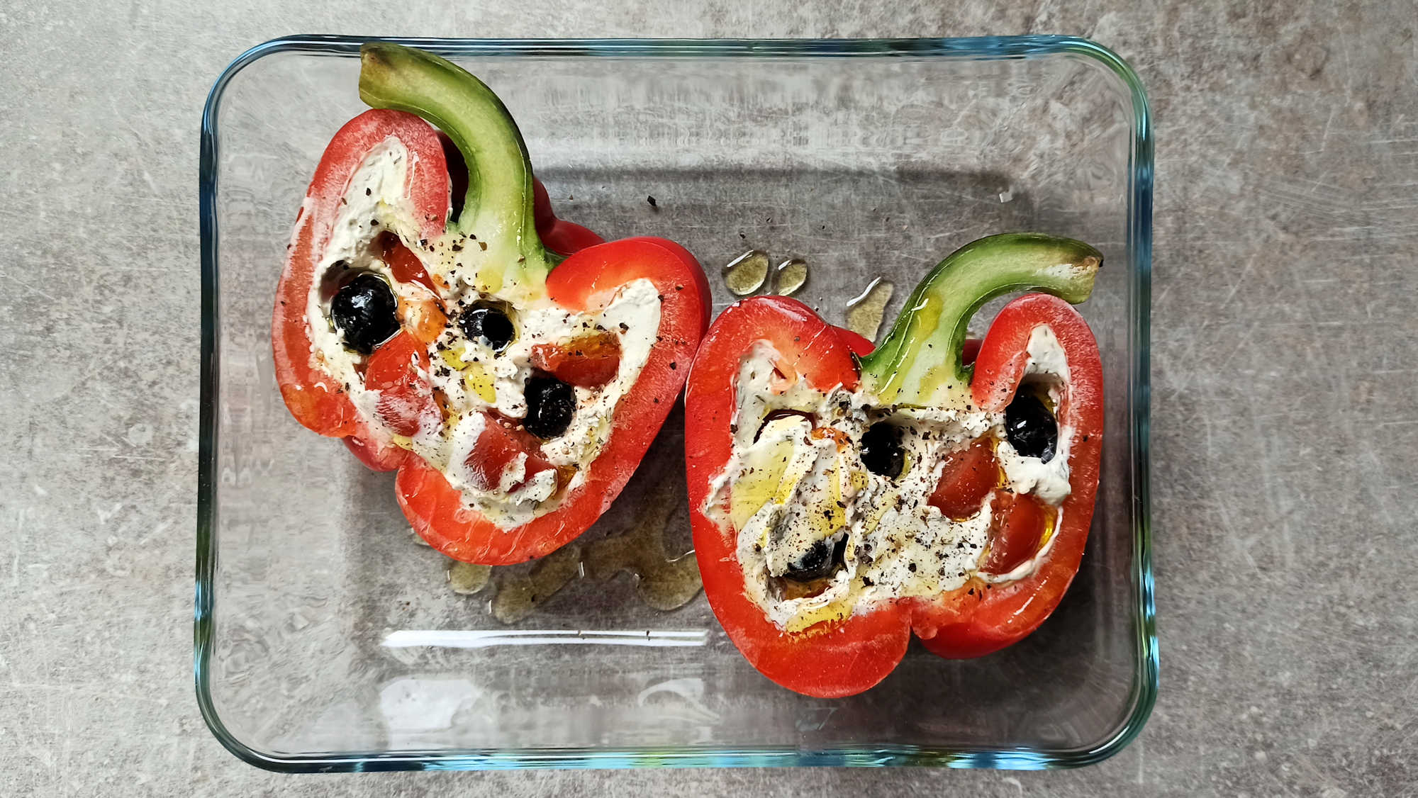 Déposer les poivrons farcis dans un plat allant au four