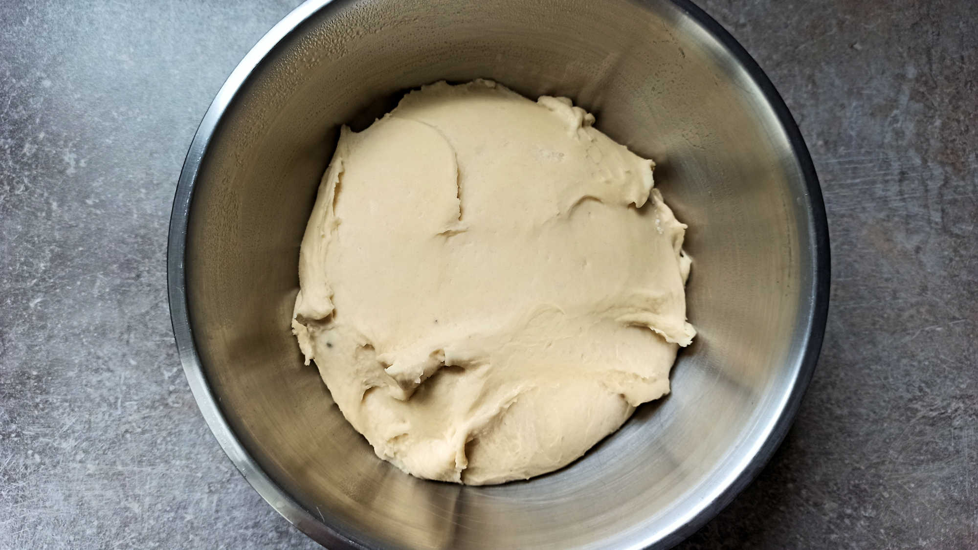 La pâte pour le cinnamon bun géant a doublé de volume