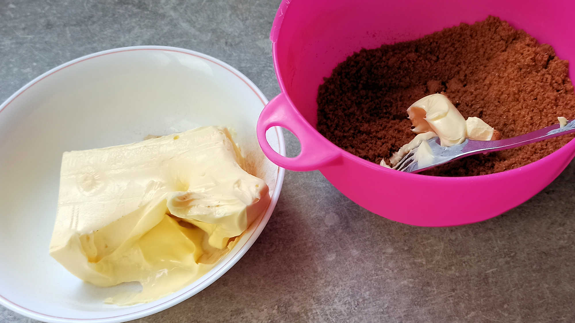 Mélanger le beurre mou à la vergeoise brune et à la cannelle