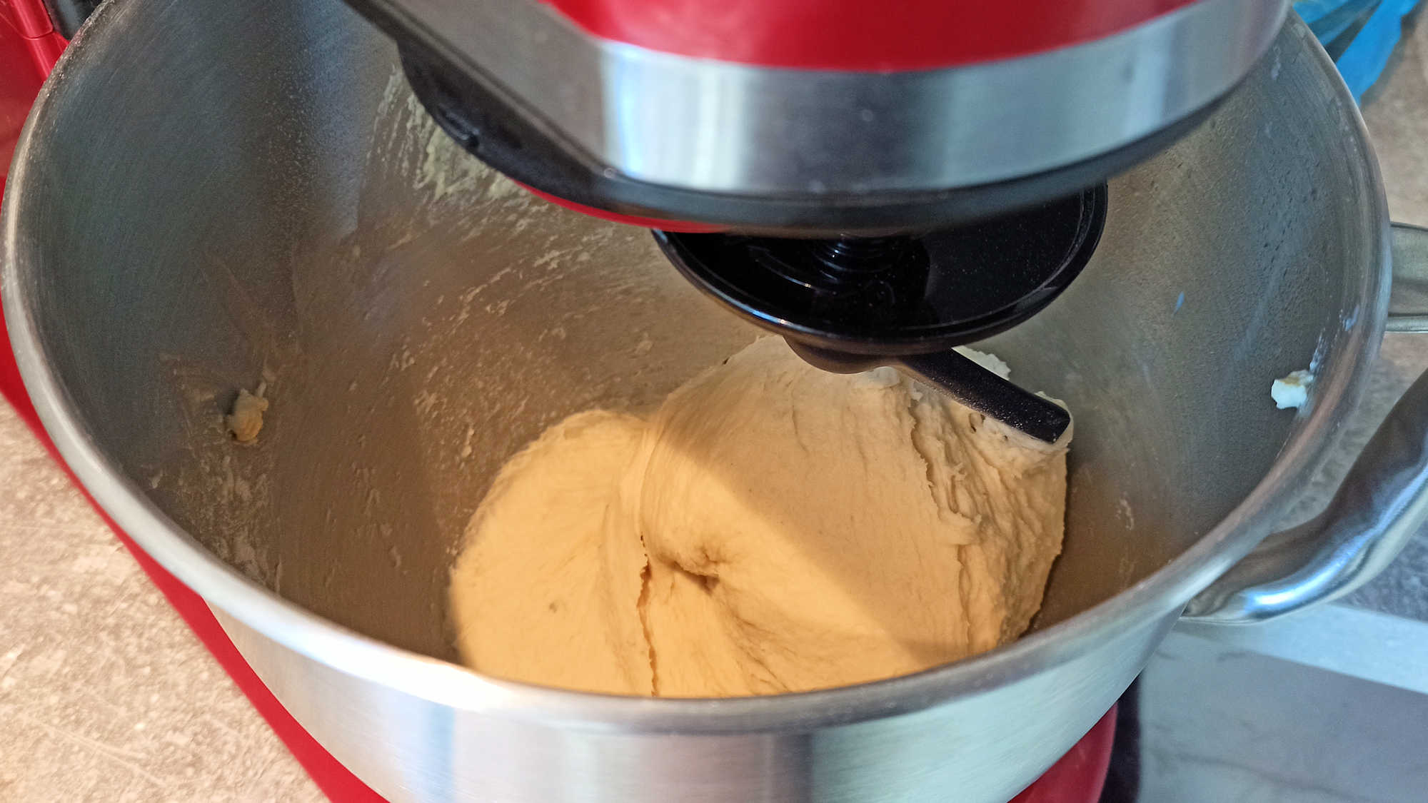 Pâte pour le cinnamon bun géant dans le bol du robot