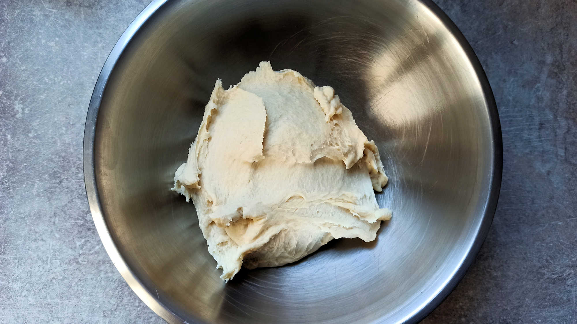 Pâte pour le cinnamon bun géant dans le cul de poule