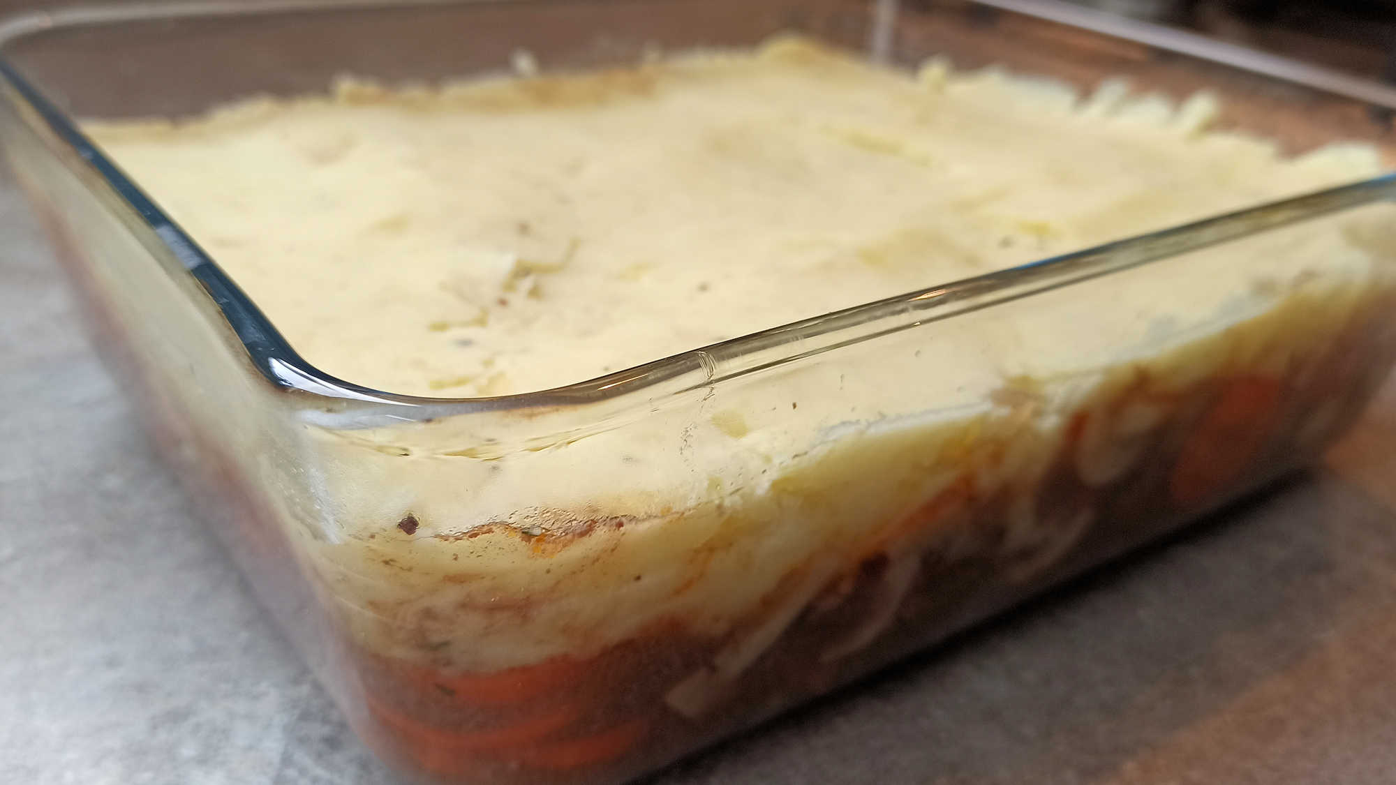 Montage du cottage pie au bœuf Ajouter la purée dans le plat à gratin