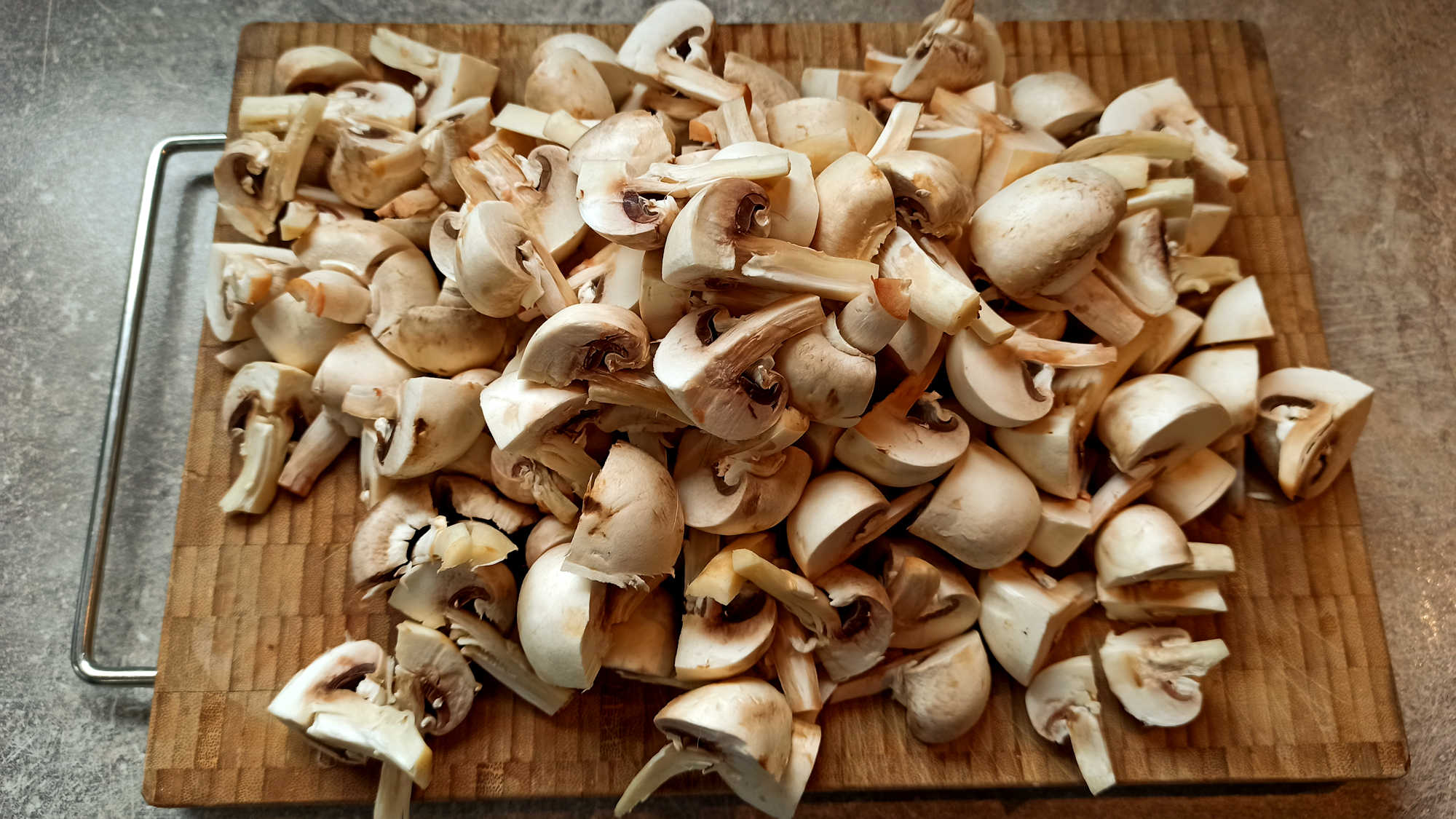 Couper les champignons en 4