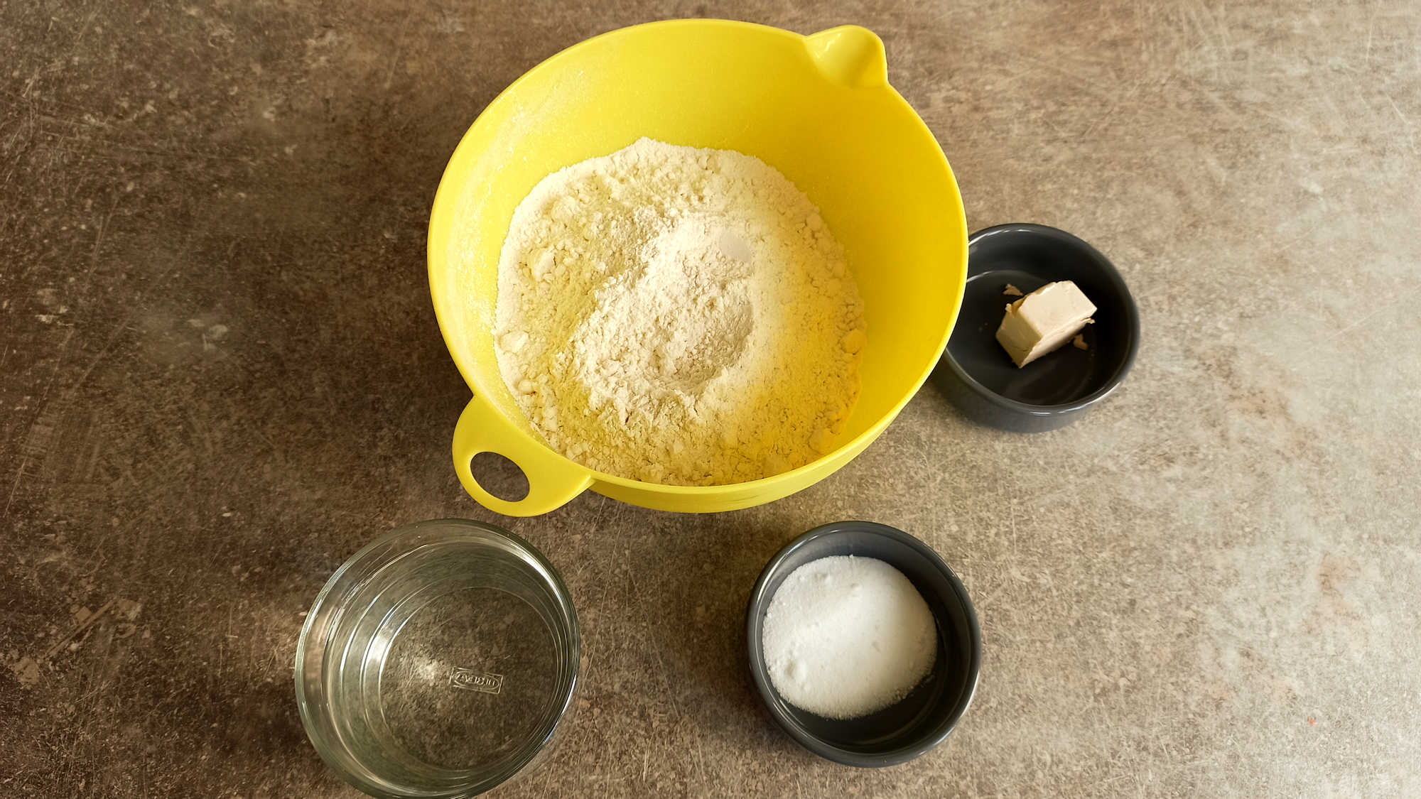 Les ingrédients du pain en cocotte