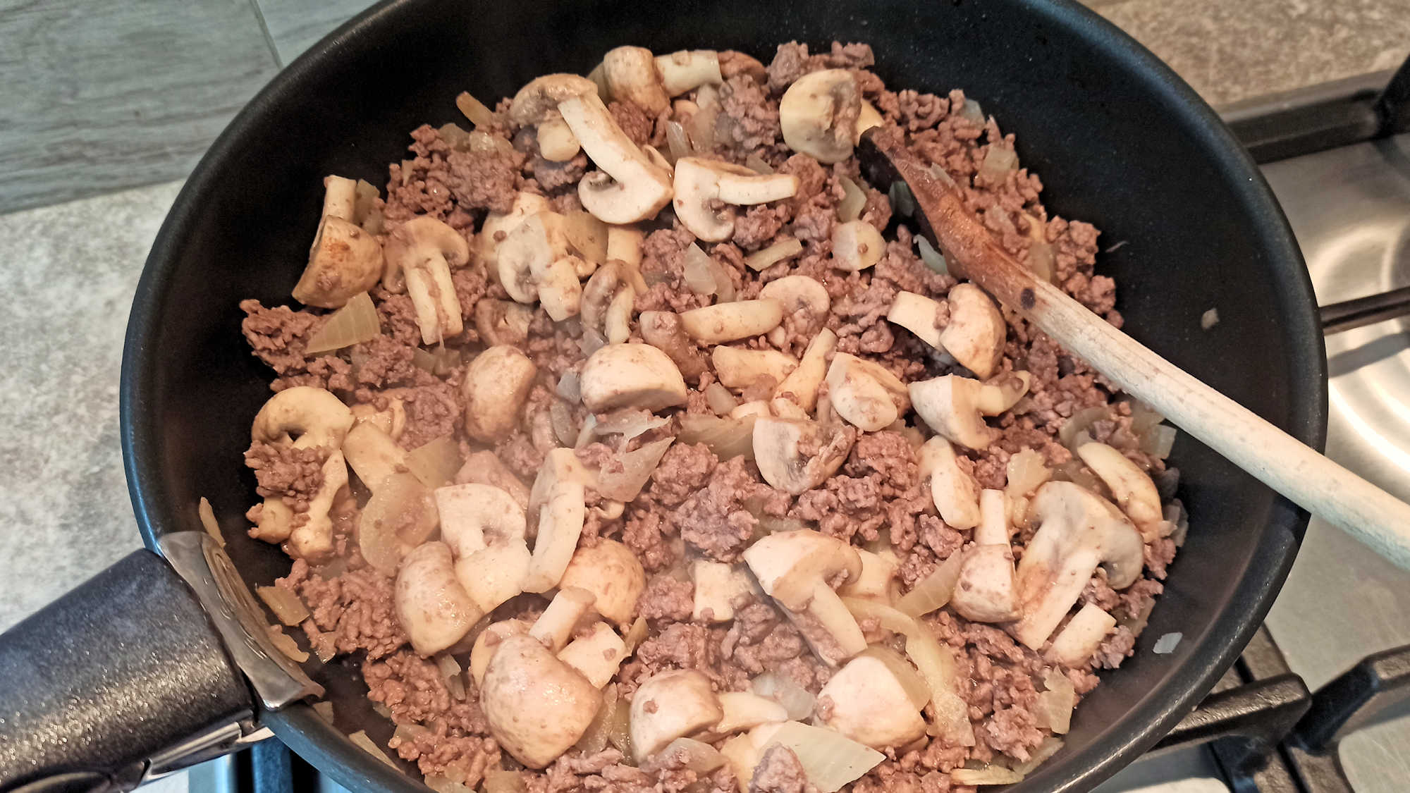 Lorsque le boeuf, l'oignon et les champignons sont cuits