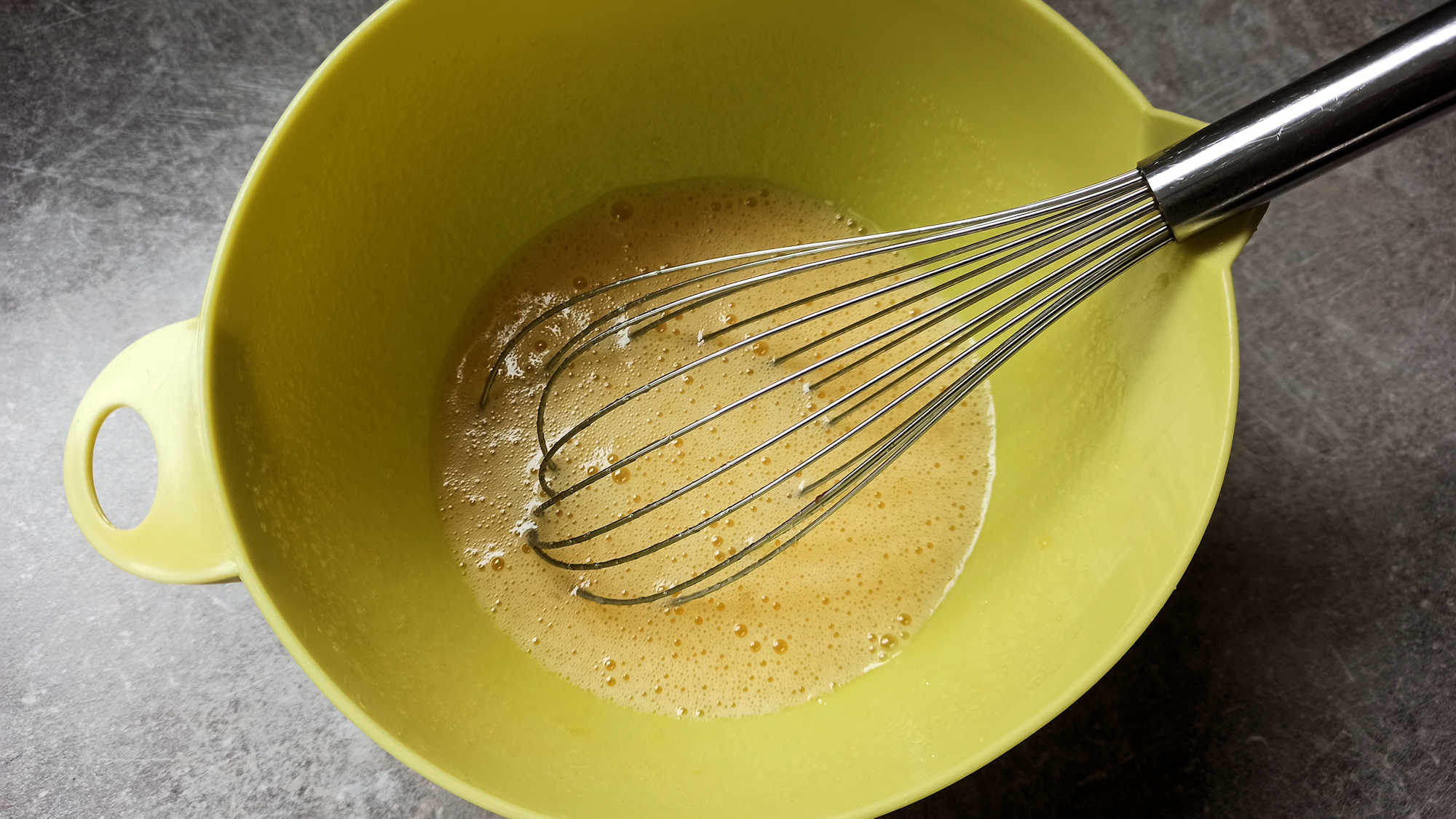 Mélanger les oeufs et le sucre au fouet