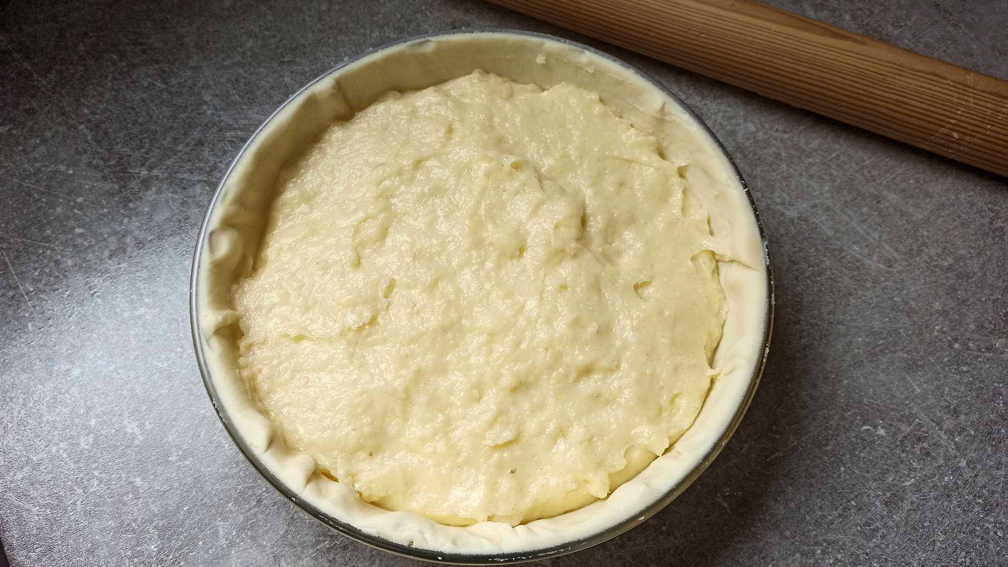 Verser la crème sur la pâte