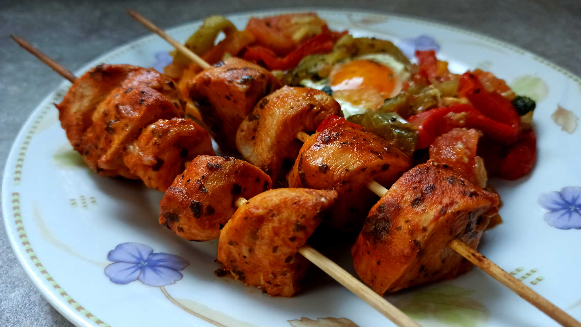 Brochettes de poulet mariné au four et chakchouka