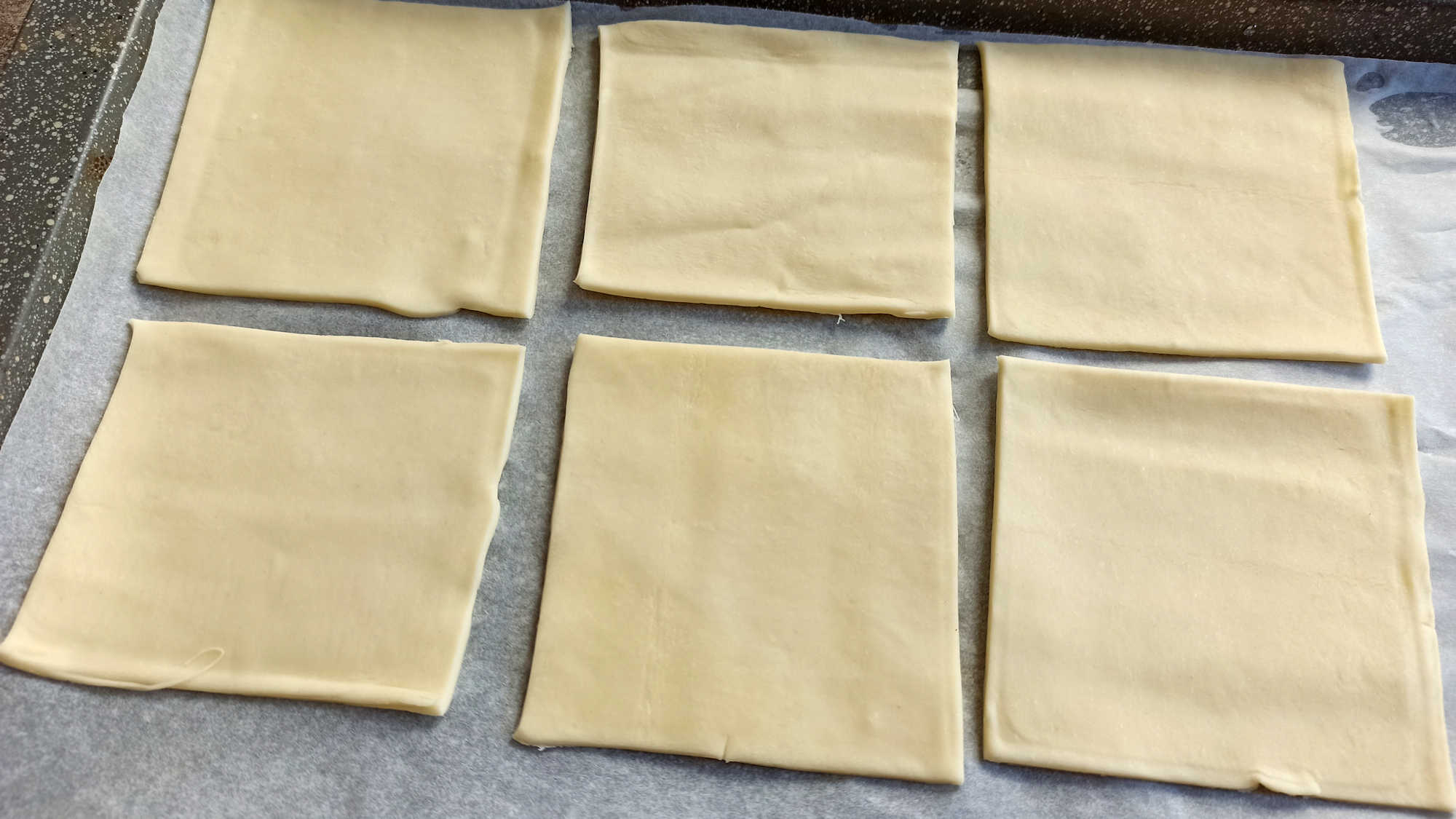 Couper la pâte feuilletée en carrés