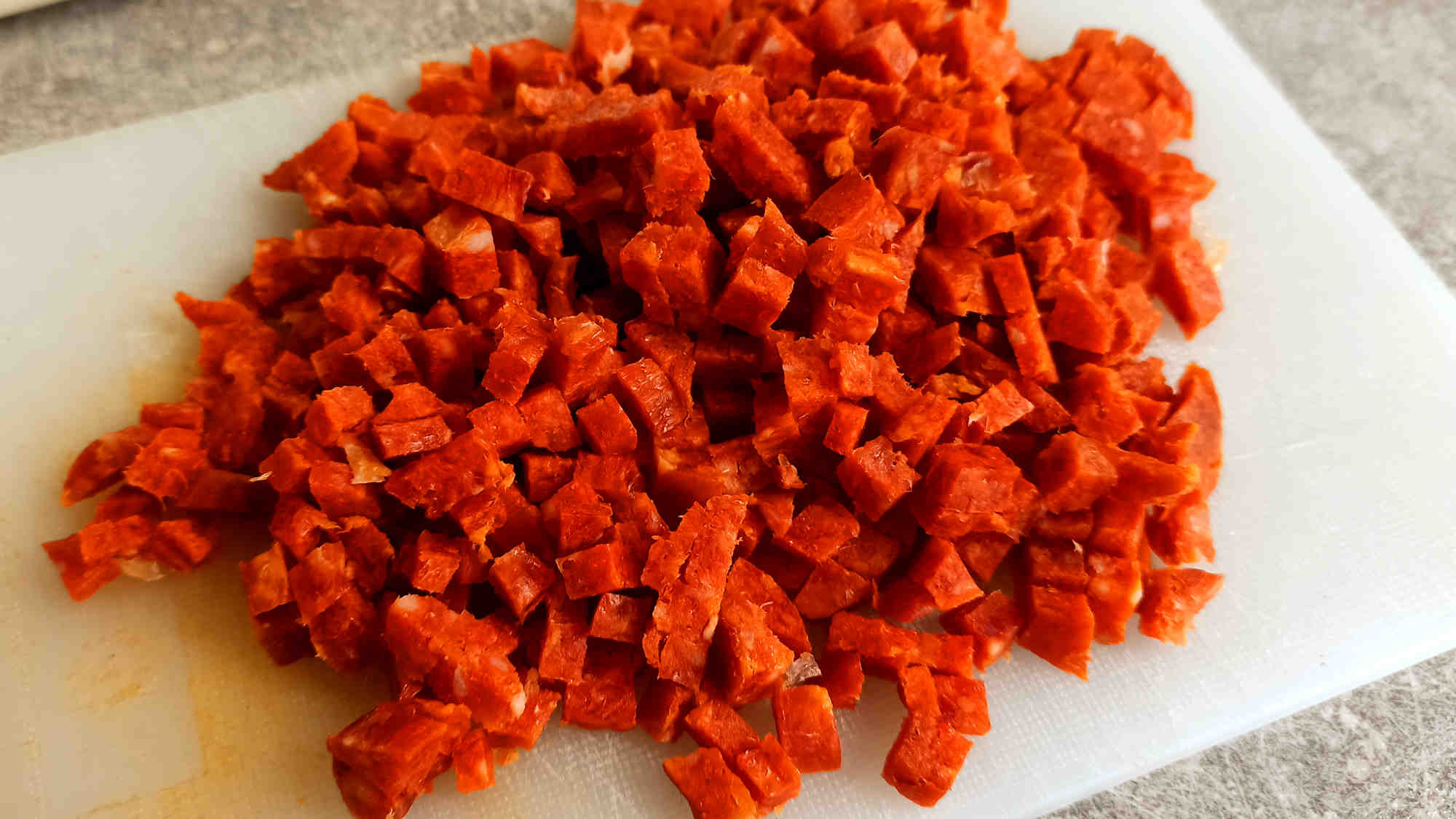 Couper le chorizo en petits dés
