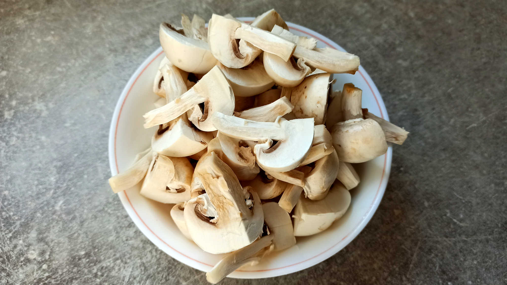 Couper les champignons en deux ou en quatre