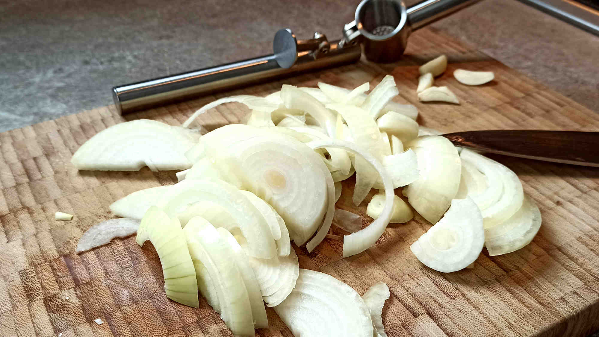 Couper les oignons en lamelles