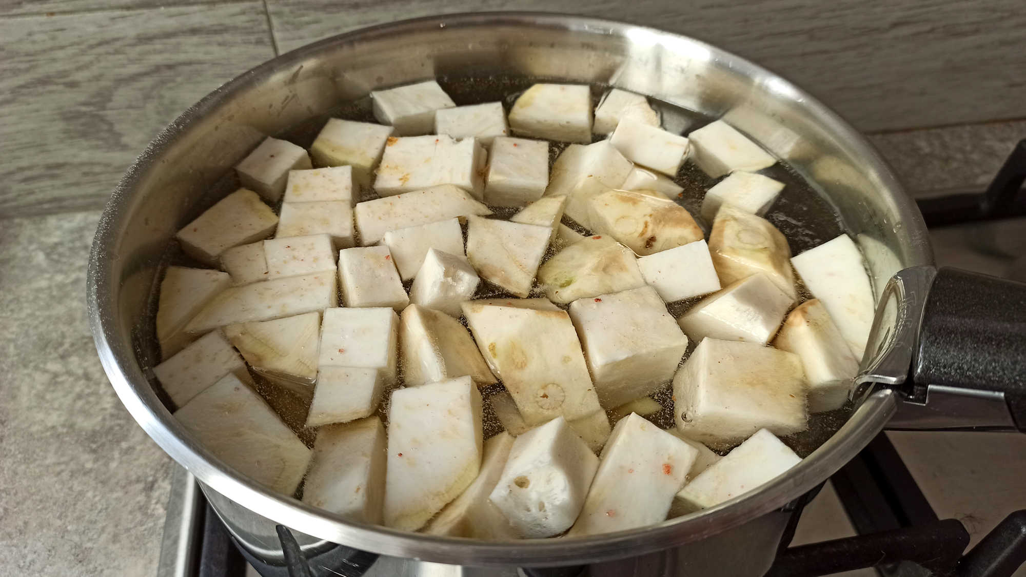 Cuire le céleri et les pommes de terre à l'eau