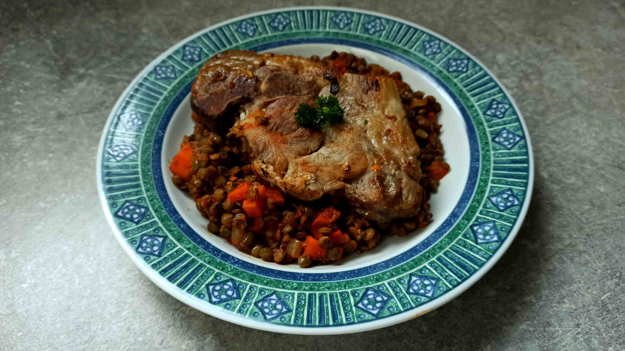 Côtes de porc aux lentilles sur assietteCôtes de porc aux lentilles sur assiette