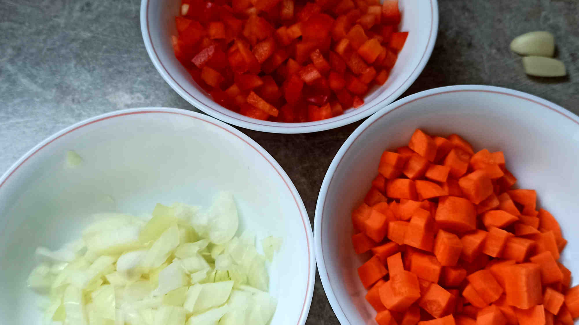 Emincer l'oignon, le poivron et couper les carottes en petits dés