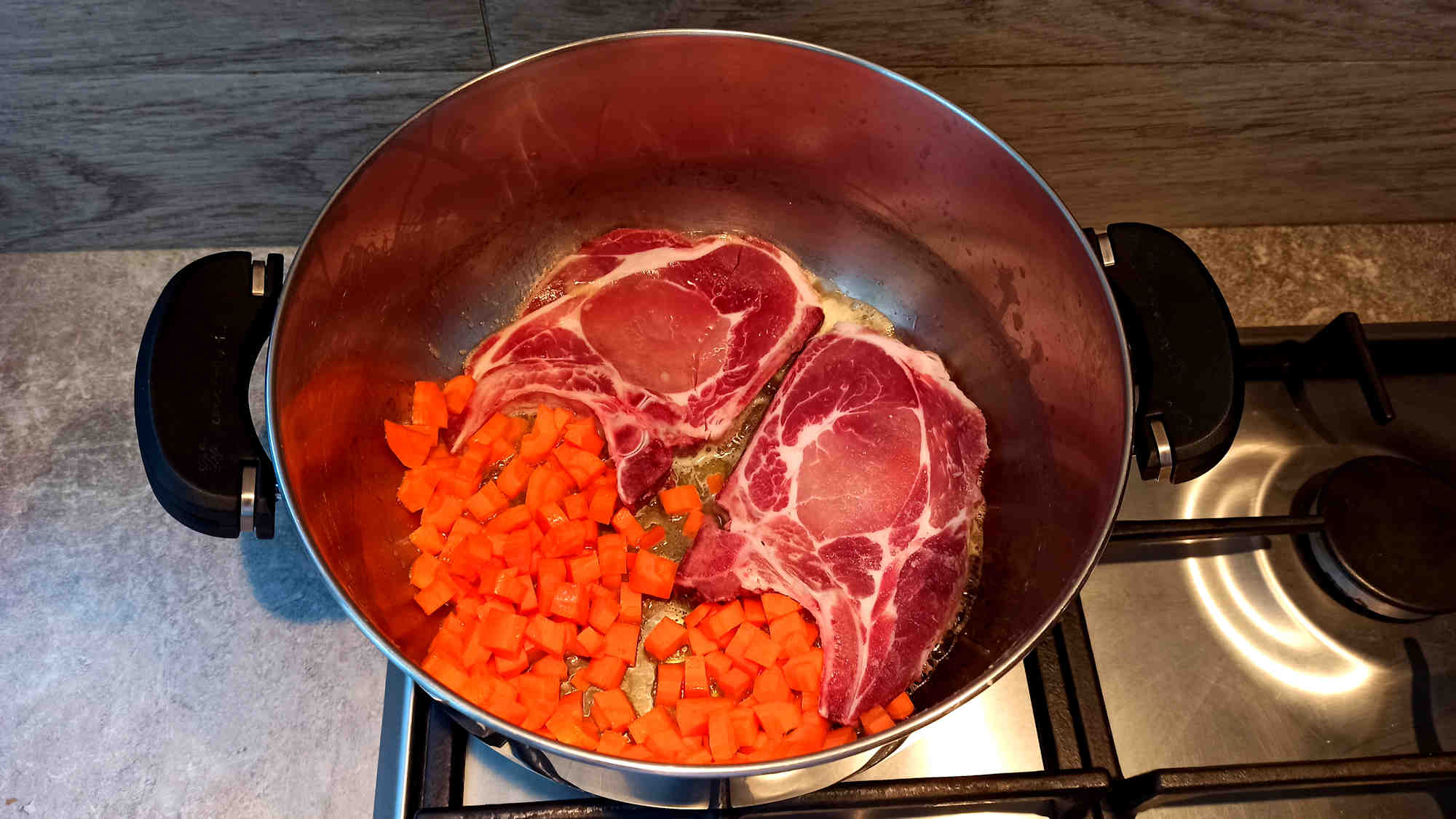 Faire dorer les côtes de porc avec les dés de carotte