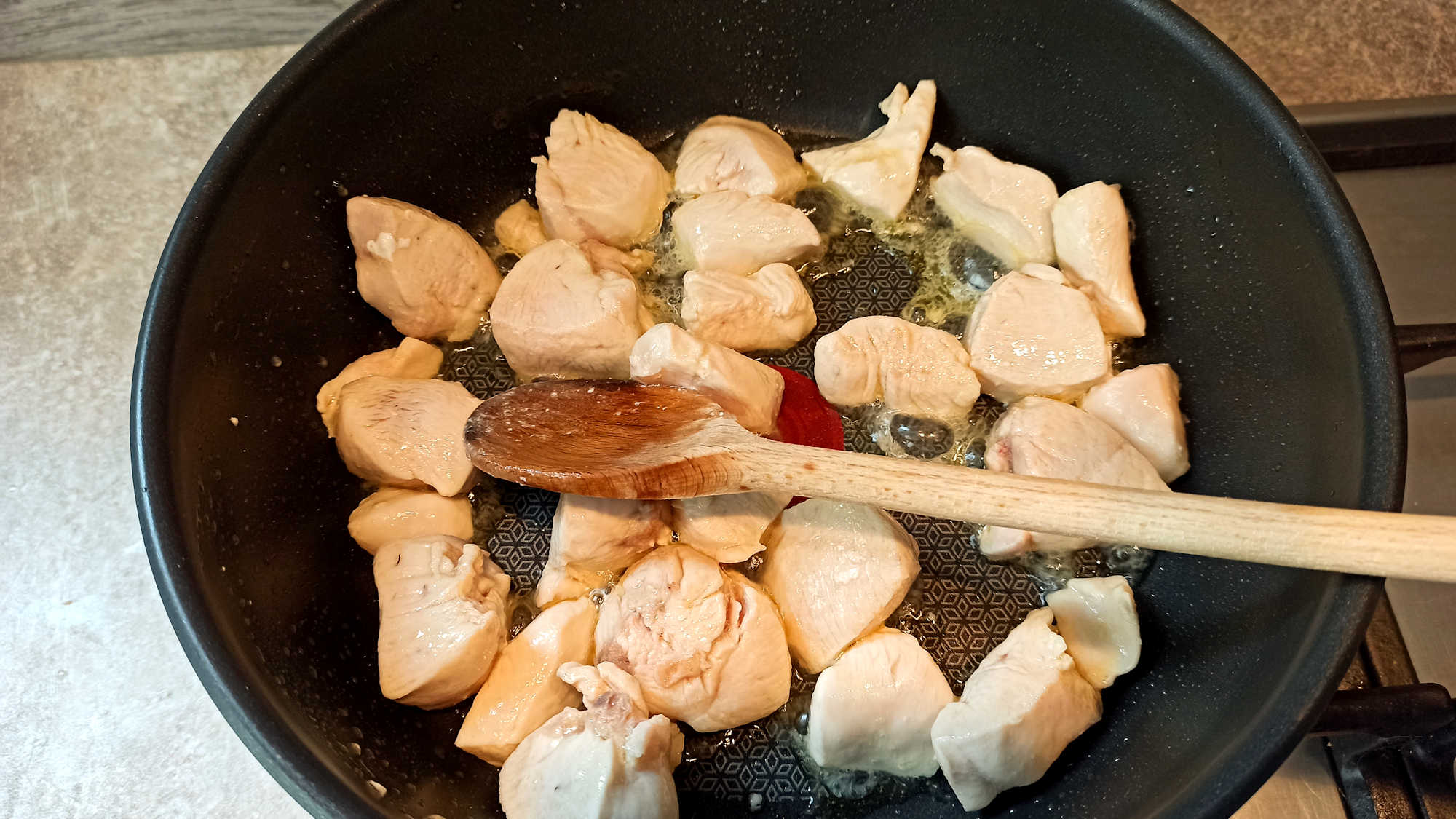Faire dorer les escalopes de poulet coupées en cubes