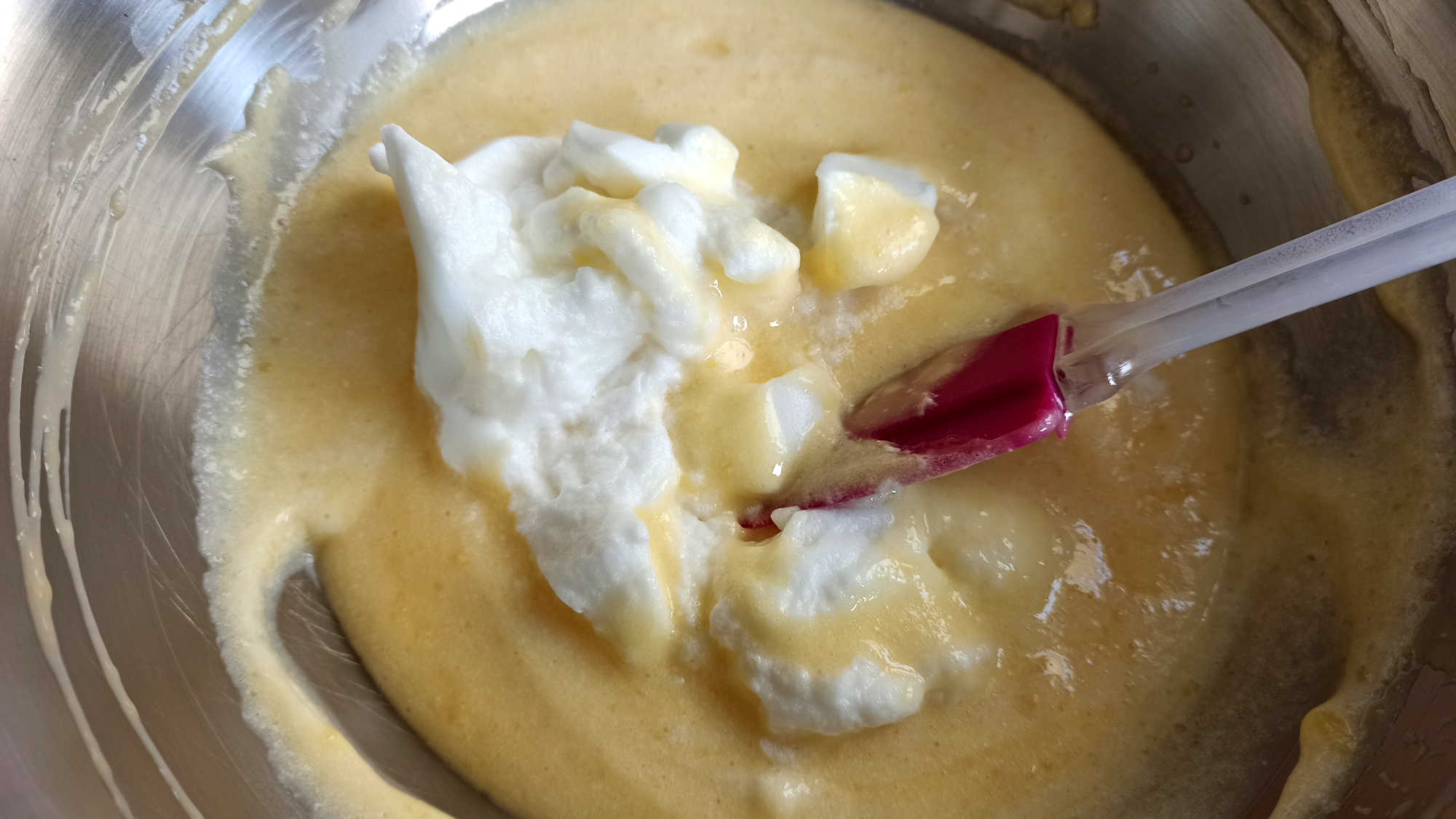 Incorporer les blancs en neige dans la crème citron