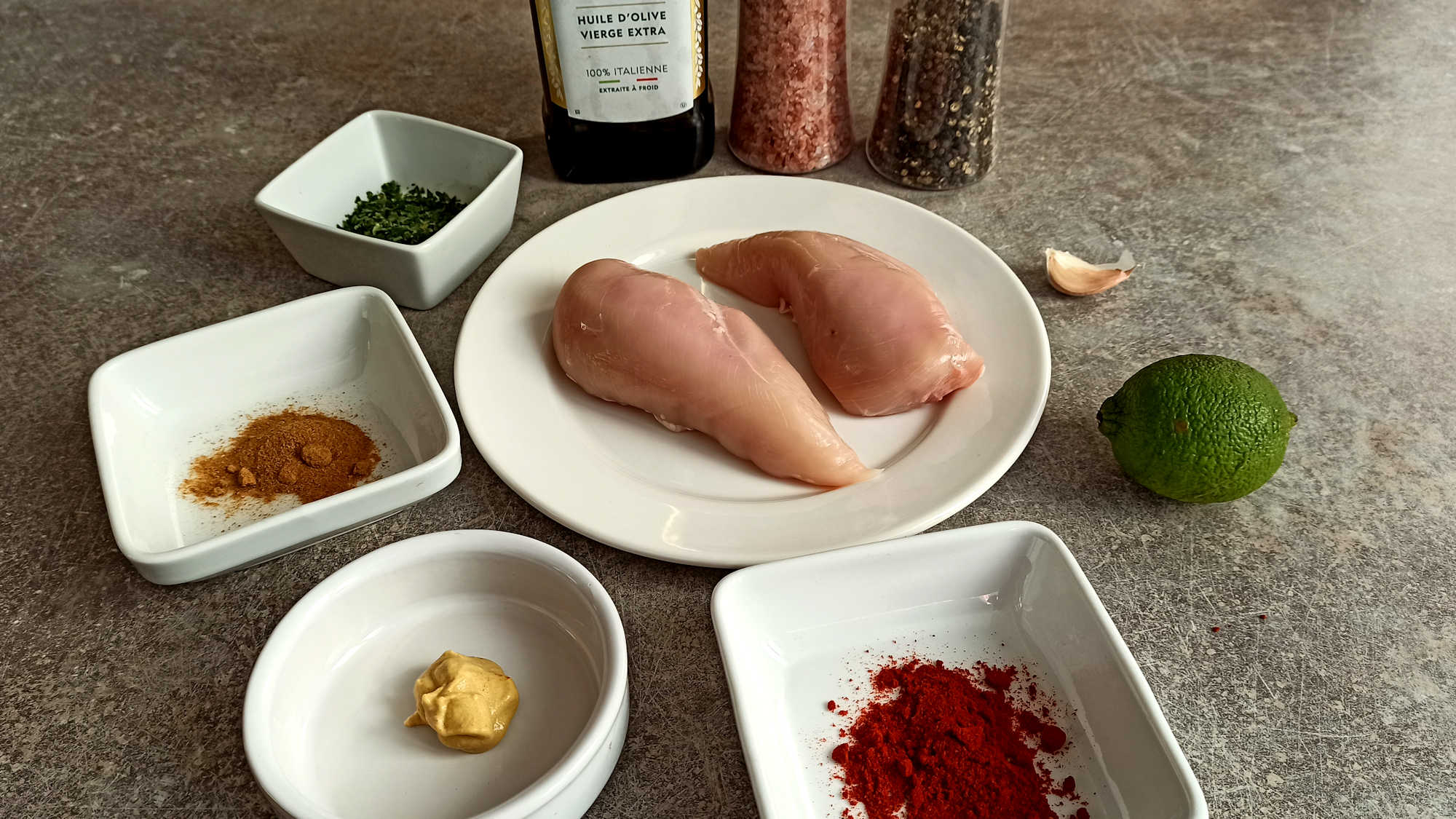 Ingrédients des brochettes de poulet mariné au four