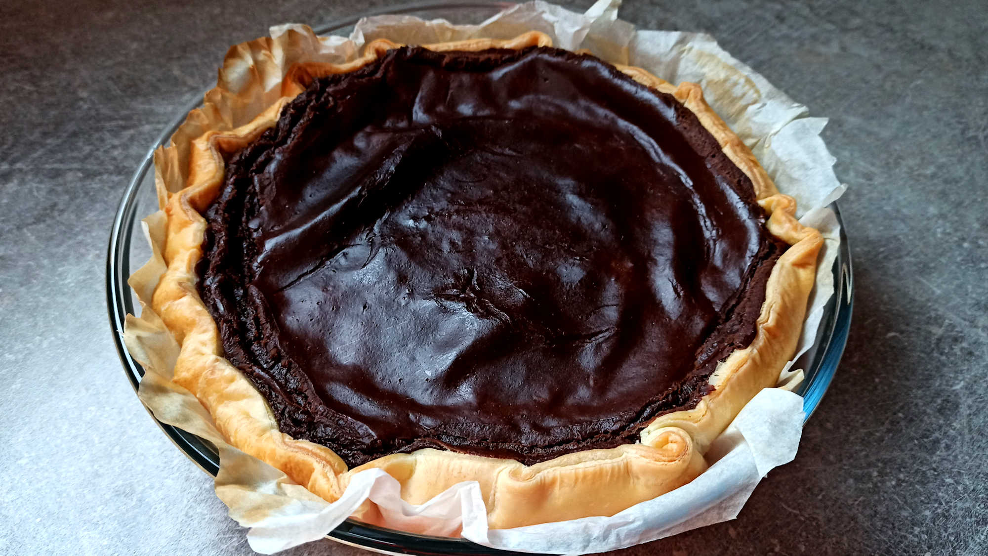 Laisser refroidir le flan au chocolat noir facile avant de déguster