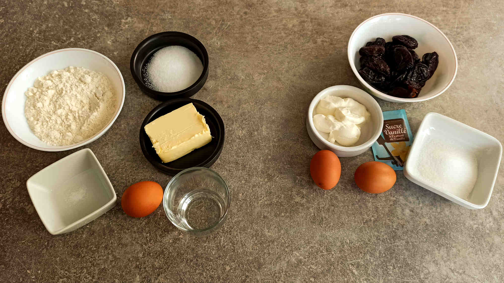Les ingrédients pour la tarte aux pruneaux à l'alsacienne