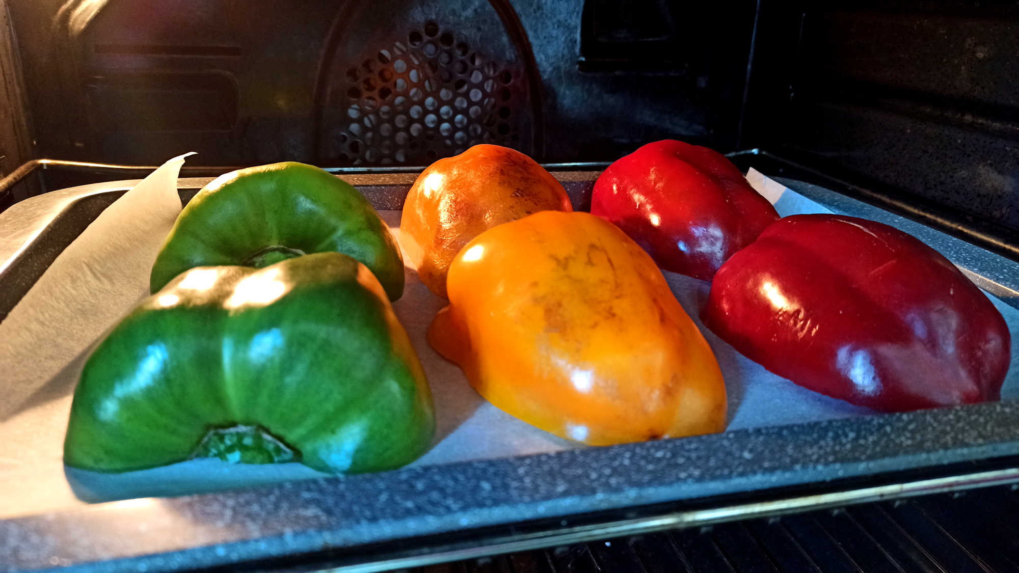 Mettre les demi-poivrons sous le grill du four