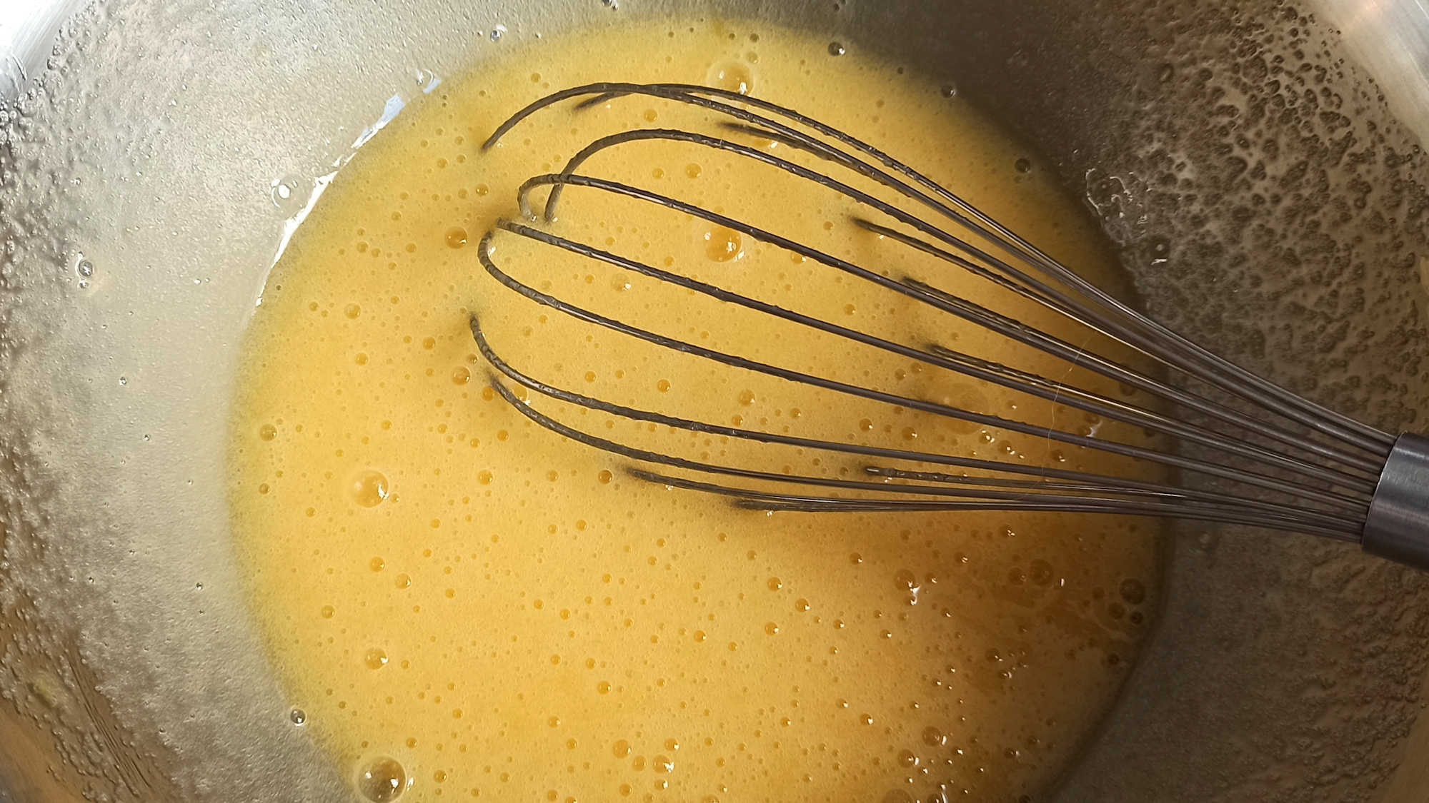 Mélanger les oeufs et le sucre en poudre