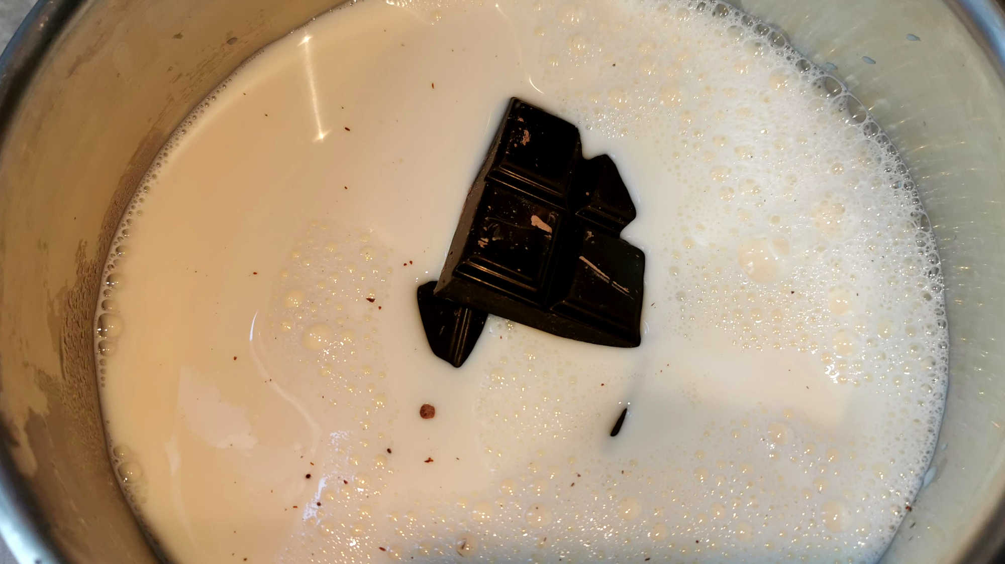 Porter le lait à ébullition avec le sucre et le chocolat