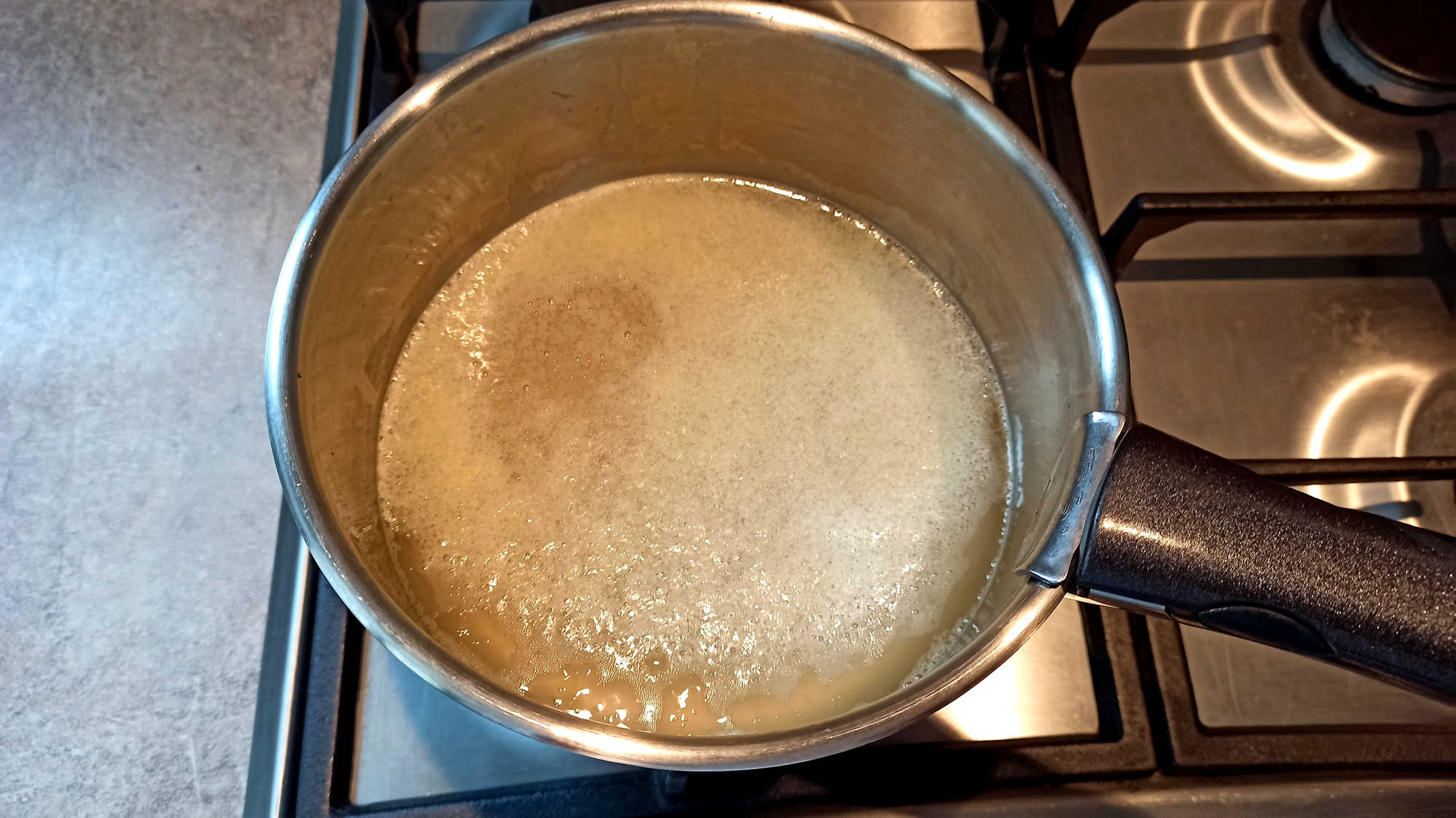 Porter l'eau et le jus de citron à ébullition