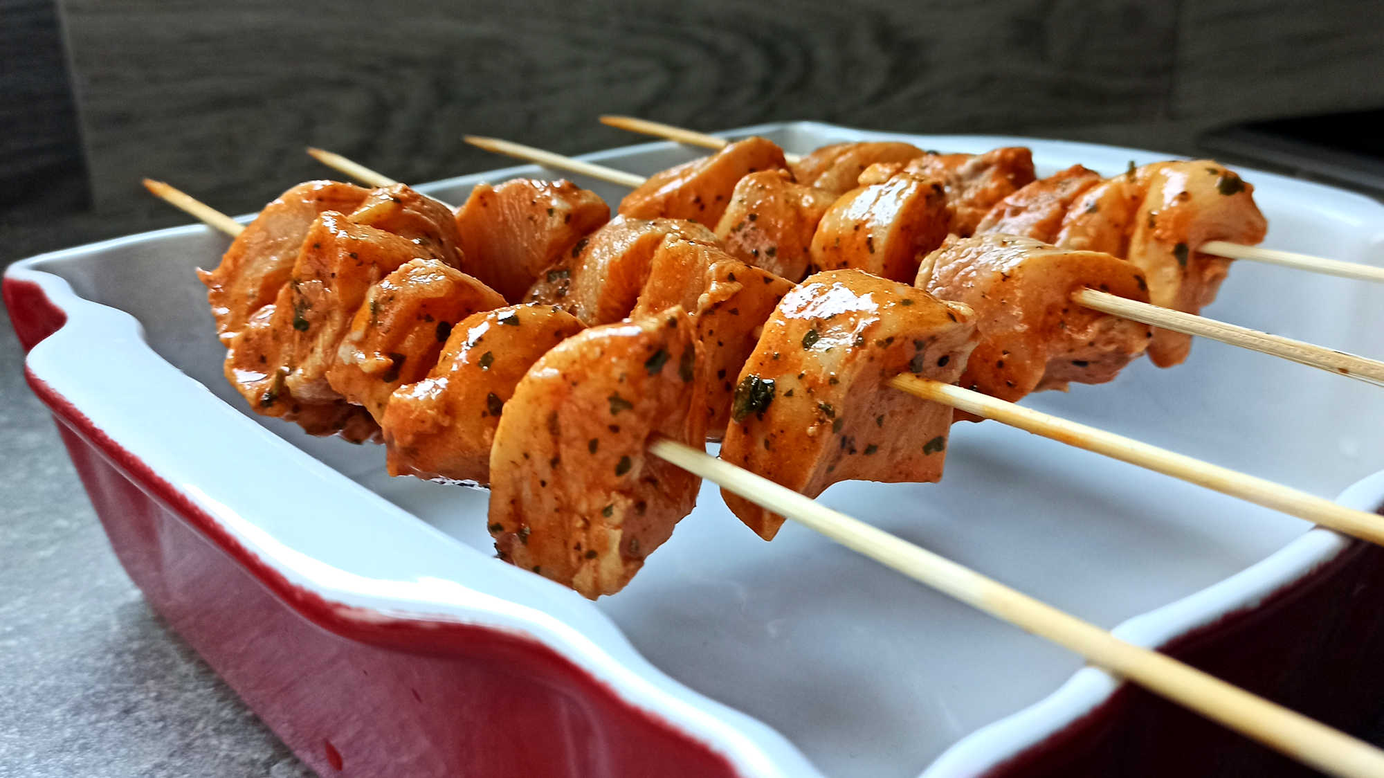 Poser les brochettes sur les bords d'un plat vide