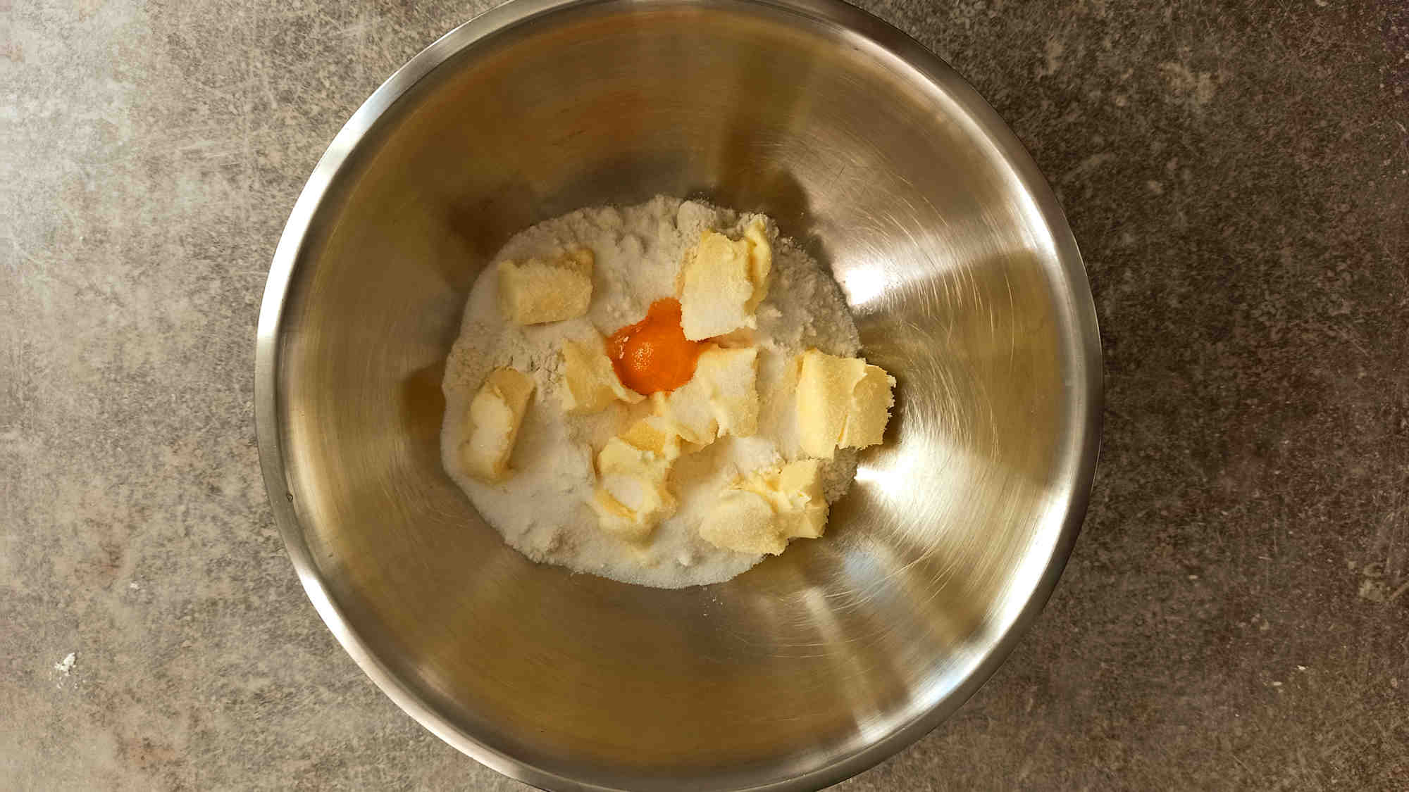 Préparation de la pâte brisée sucrée