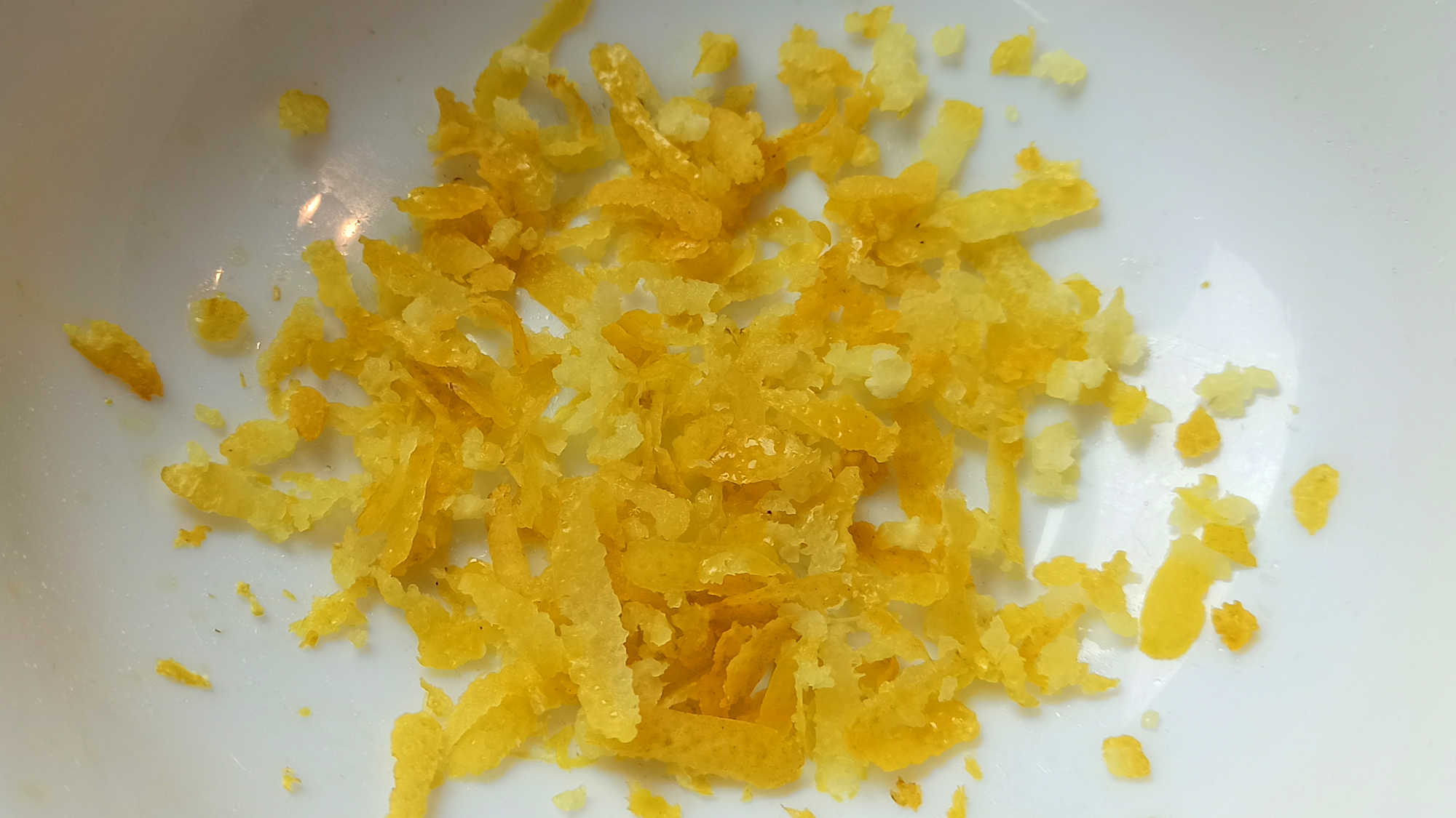 Râper les zestes de citron