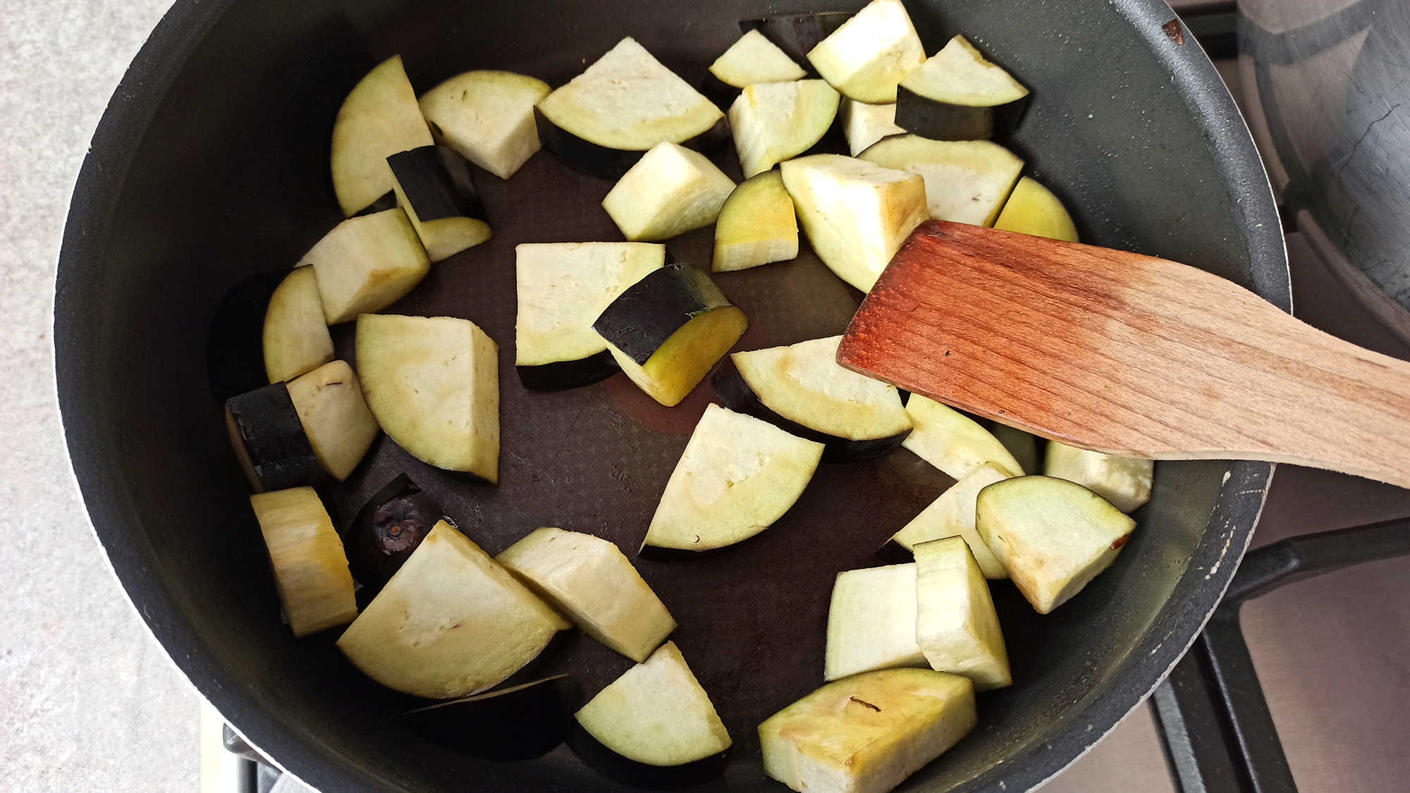 Saisir l'aubergine en dés