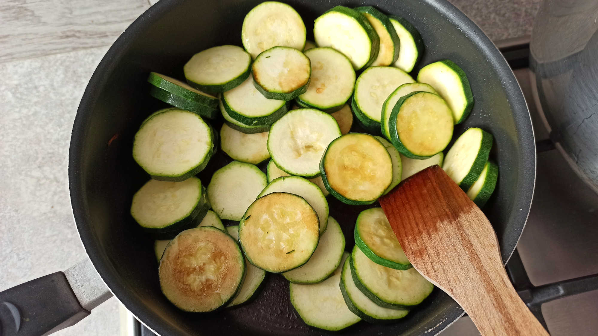 Saisir les courgettes en rondelles