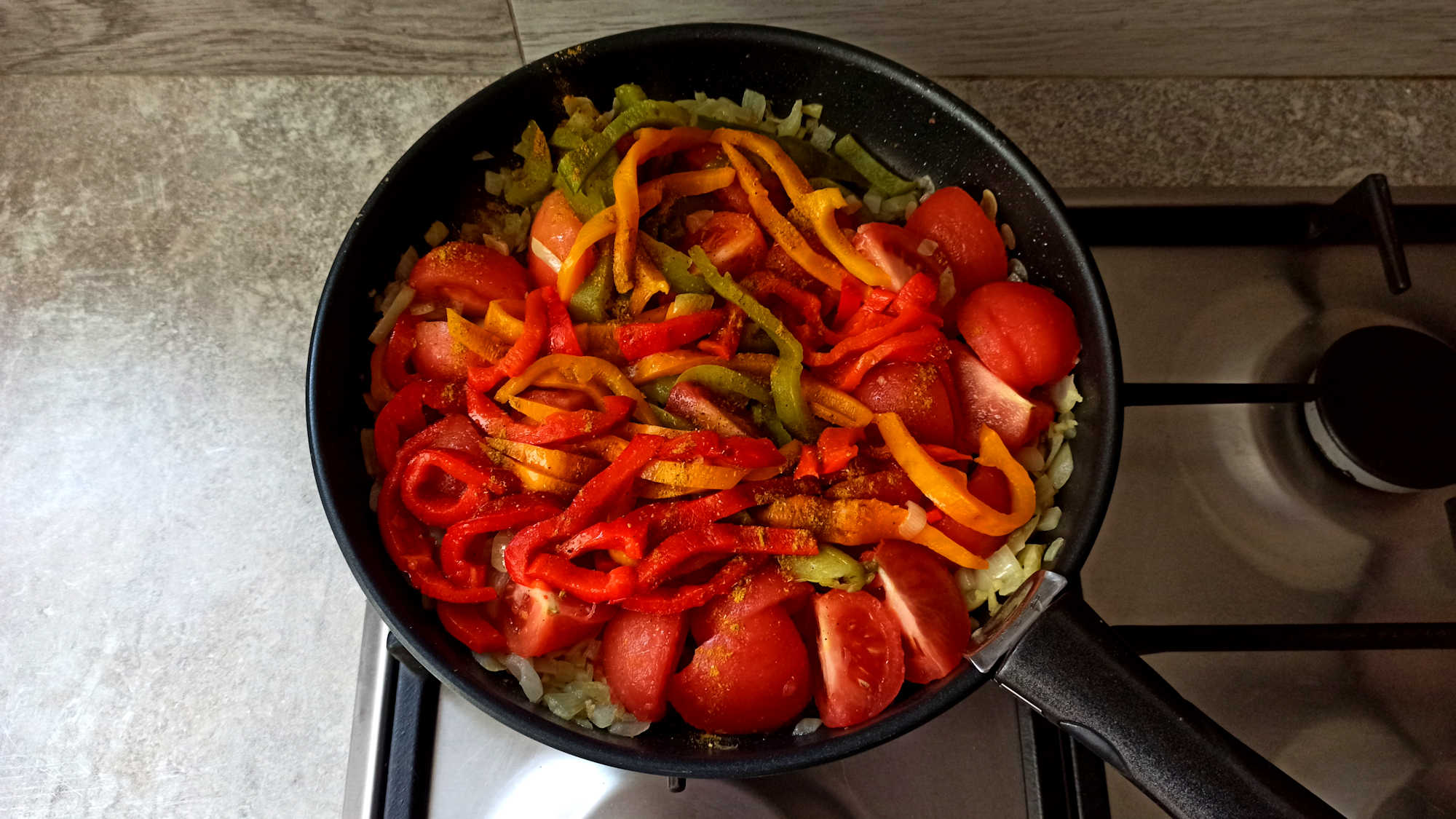 Saupoudrer de rae el hanout et cuire à feu doux