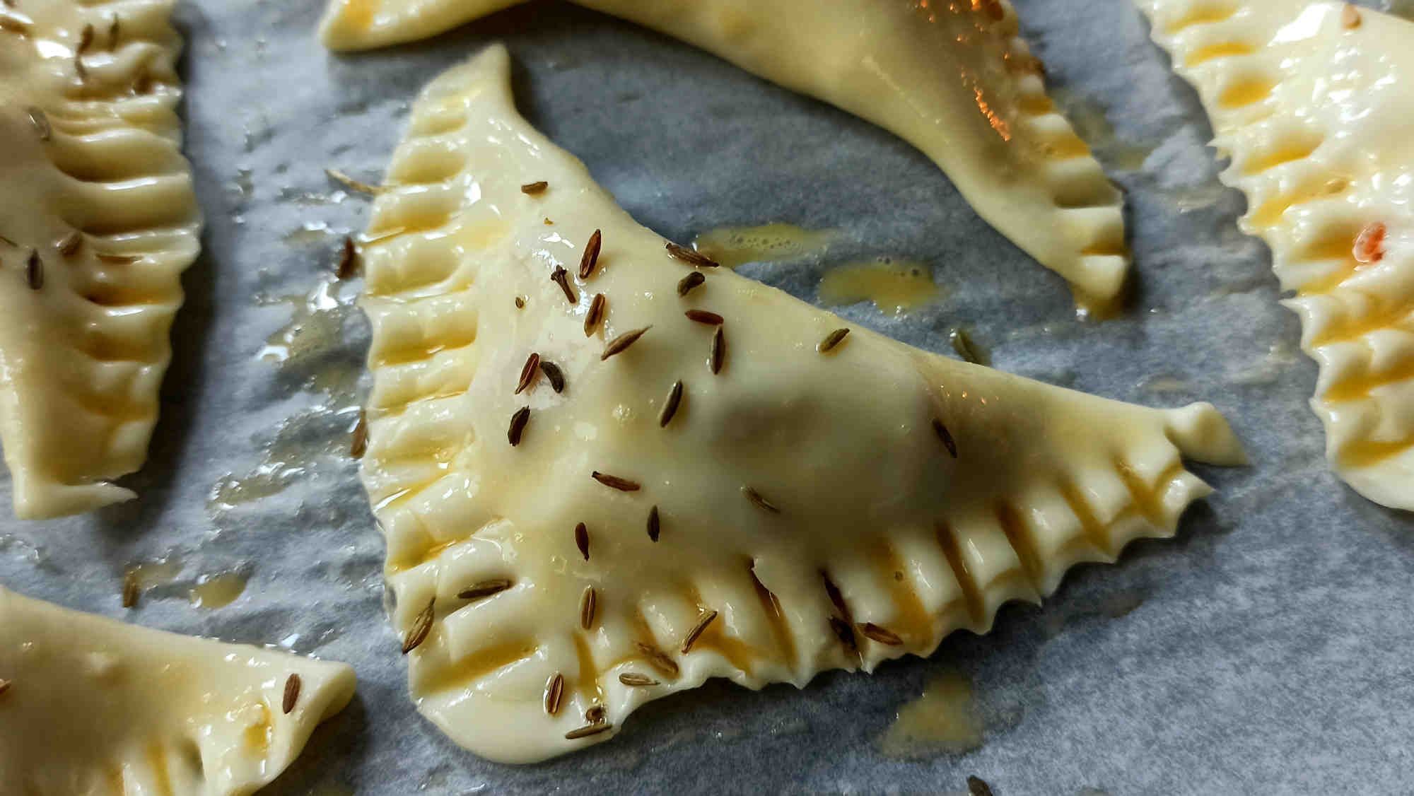 Sceller à la fourchette et dorer à l'oeuf