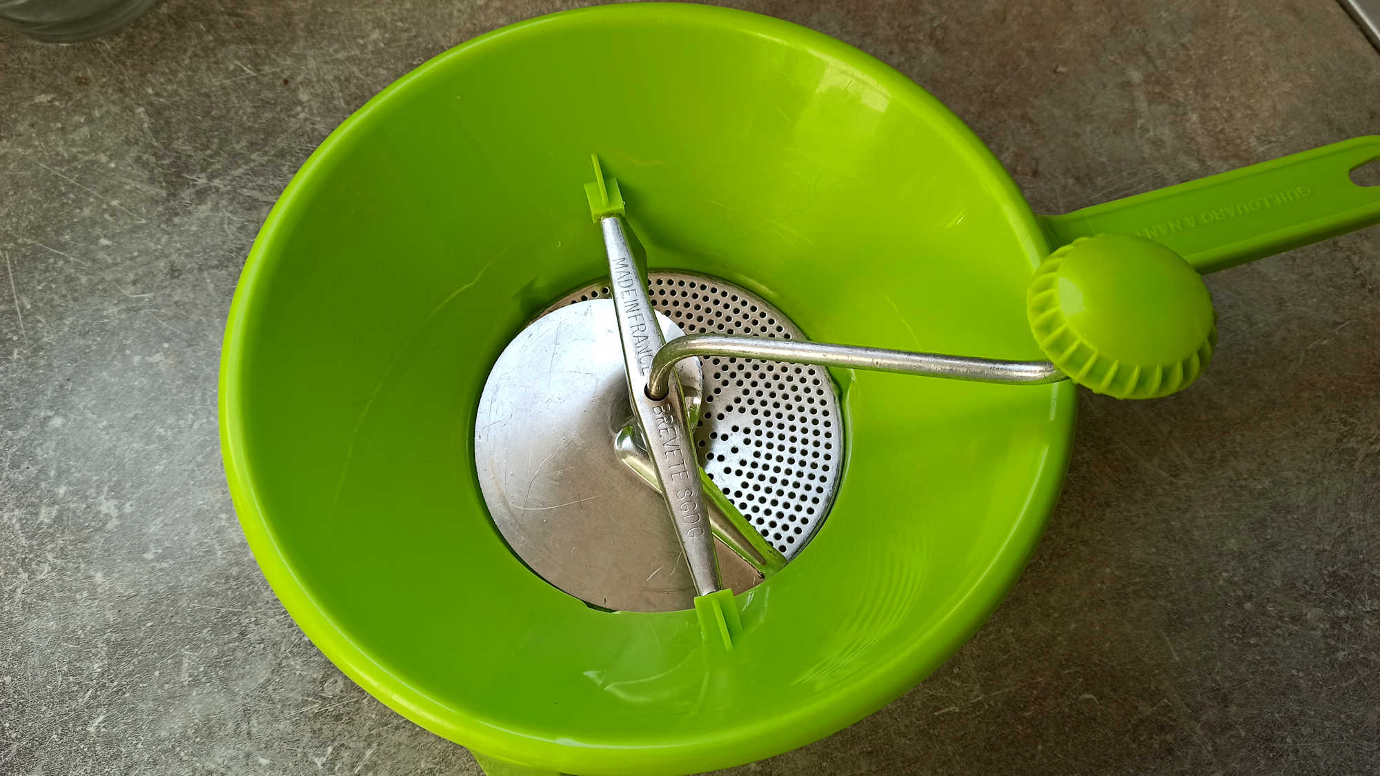 Utiliser un passe légumes