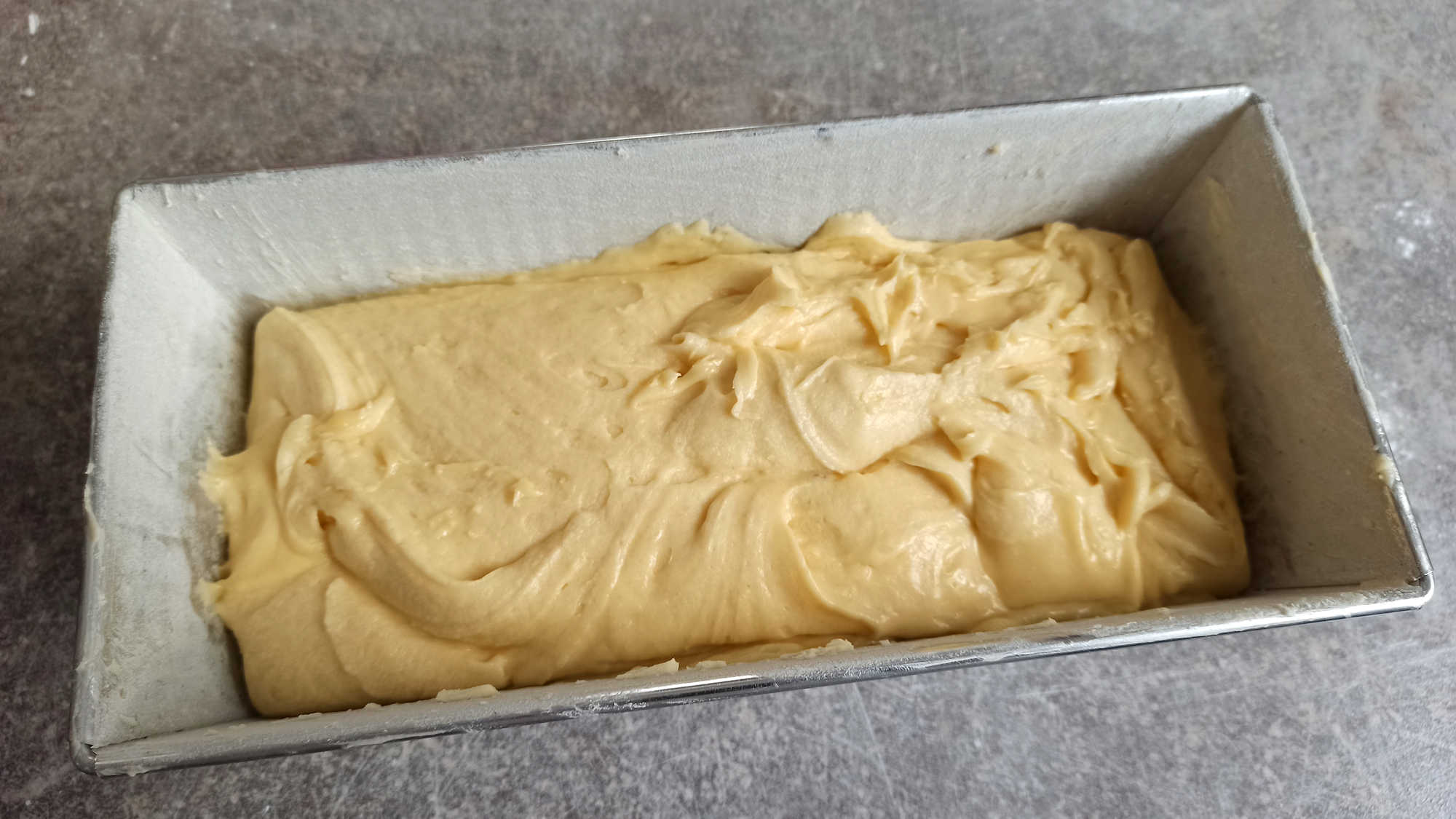 Verser la pâte dans un moule chemisé