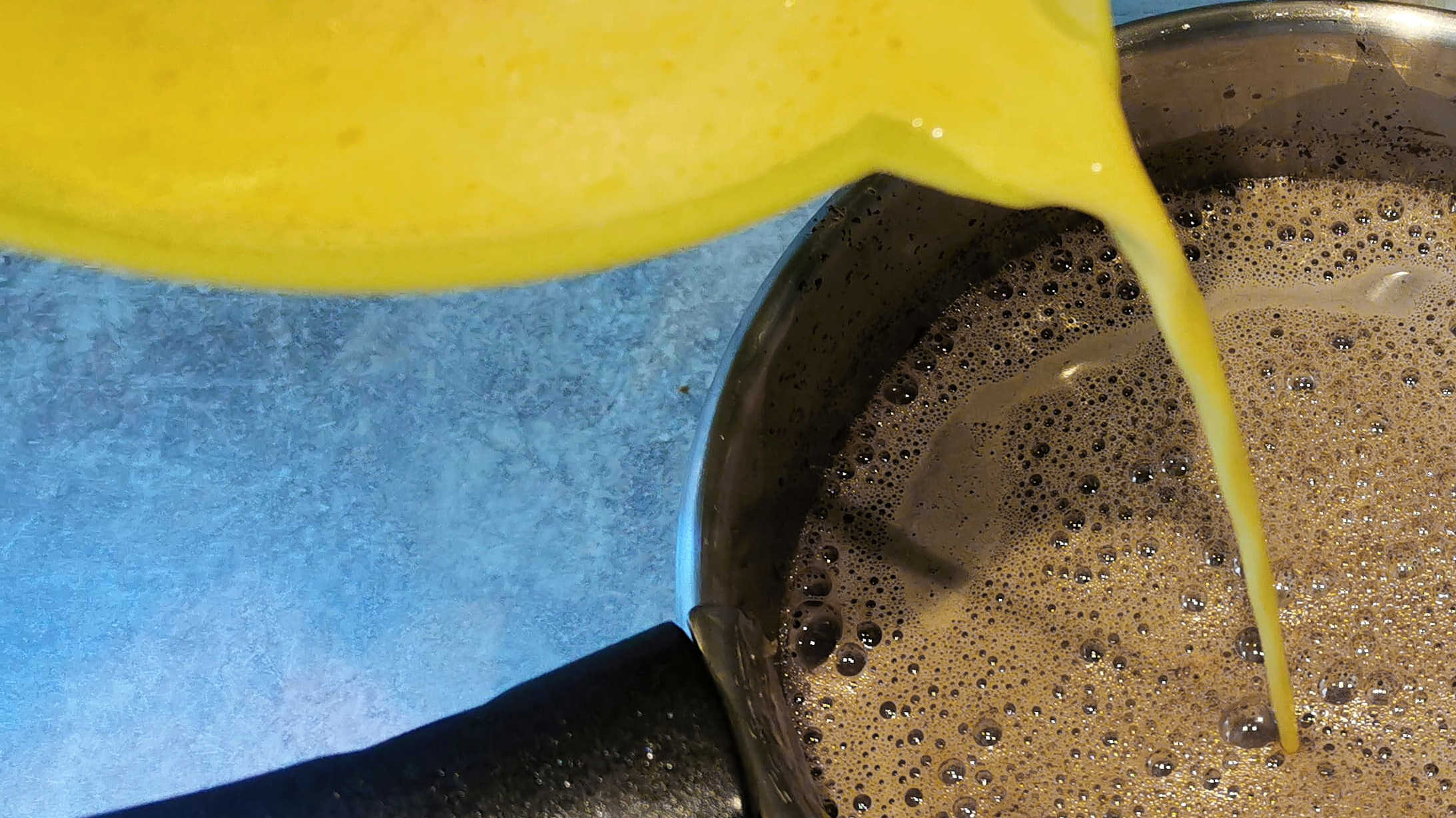 Verser le mélange œufs dans le lait chocolaté