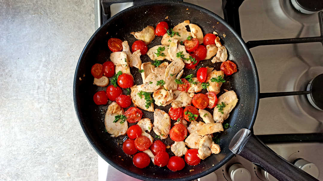 Ajouter les tomates cerise