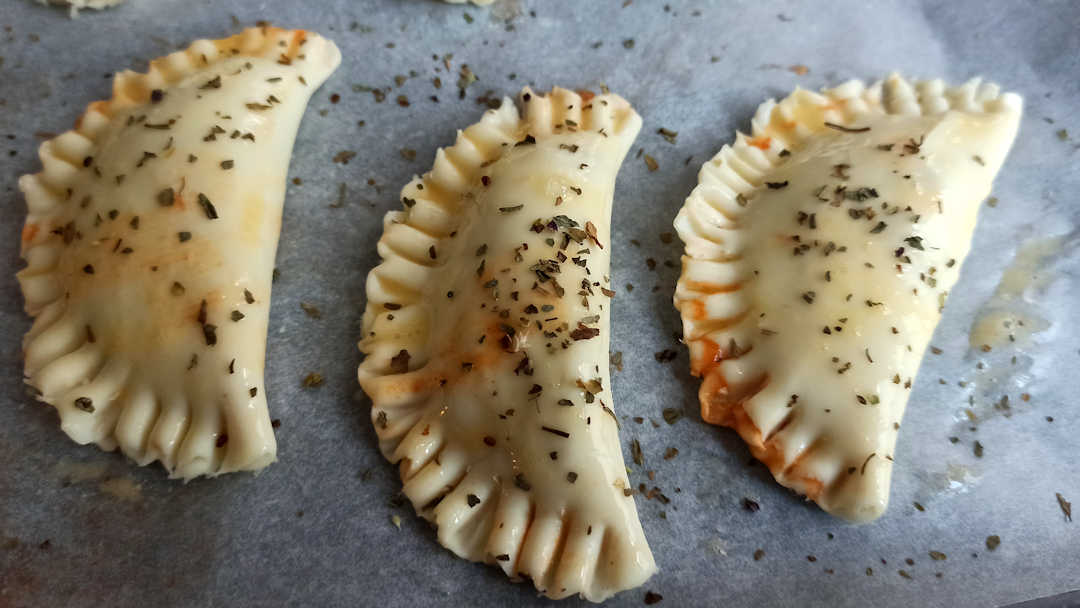 Badigeonner d’œuf et saupoudrer de basilic déshydraté